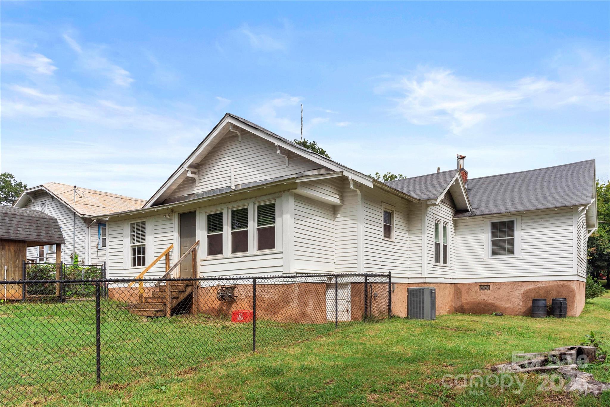 215 W D Street — Newton