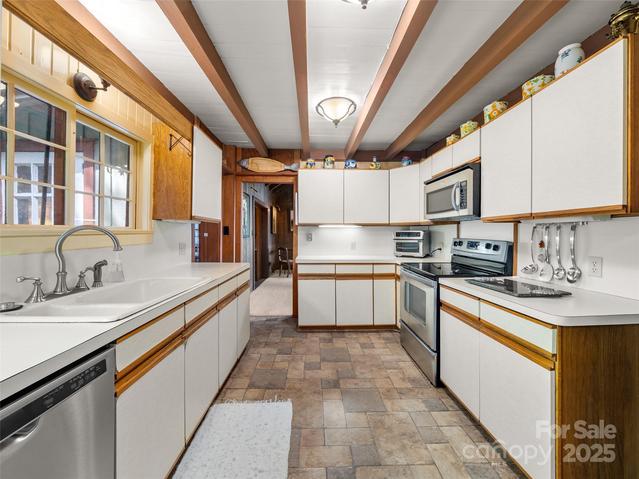 435 Upper Laurel Drive — Laurel Park