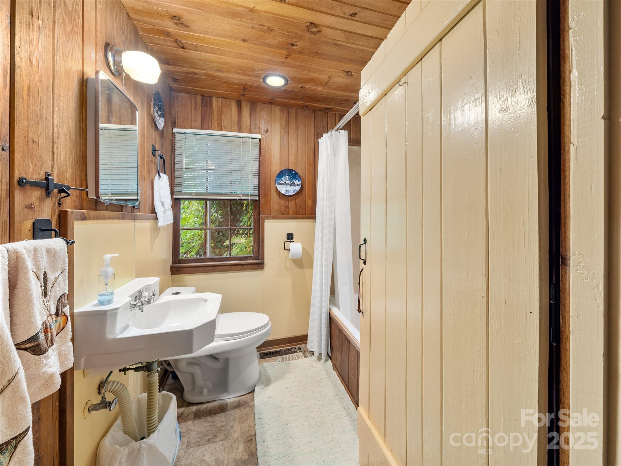 435 Upper Laurel Drive — Laurel Park