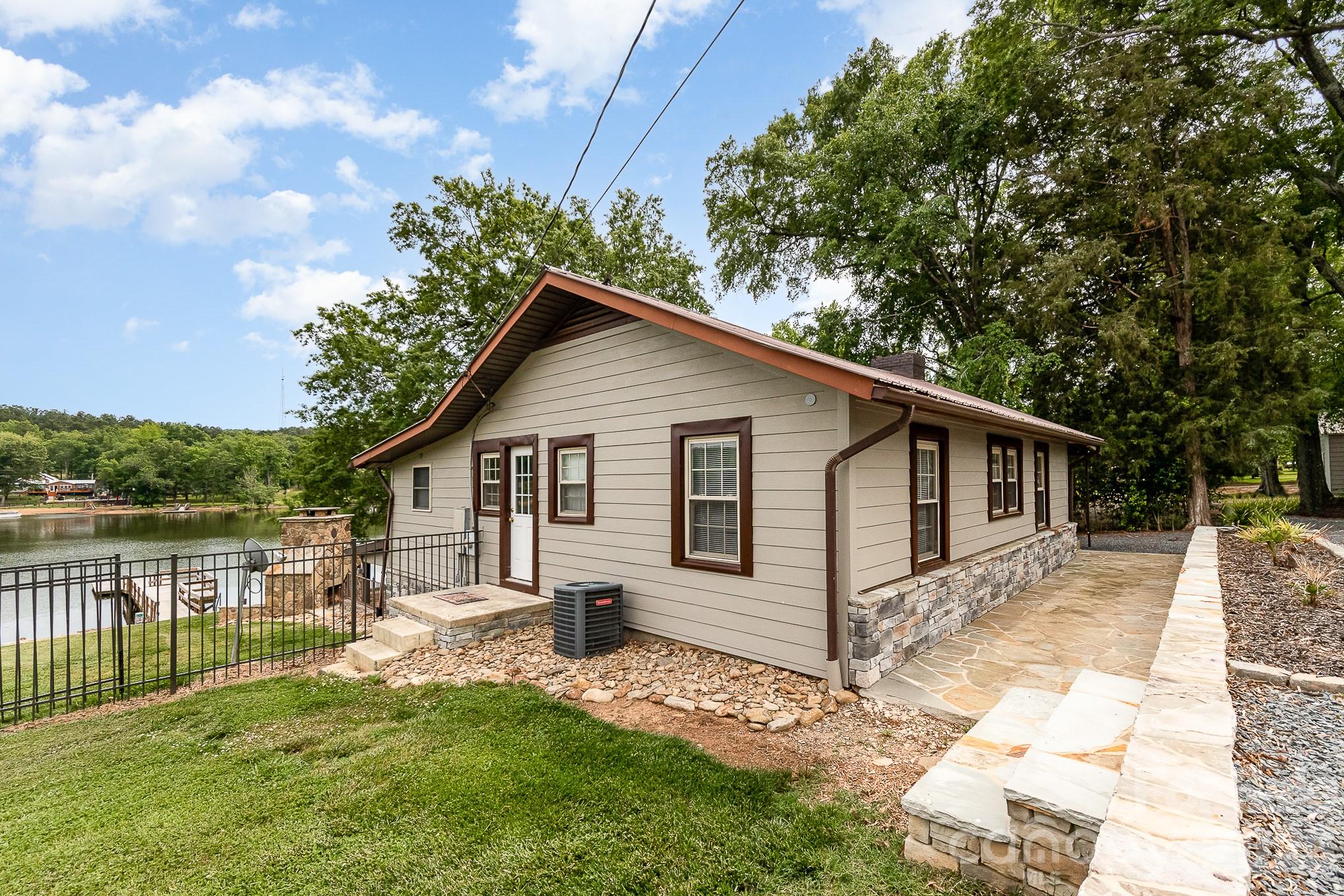 1435 Panther Point Road — Richfield