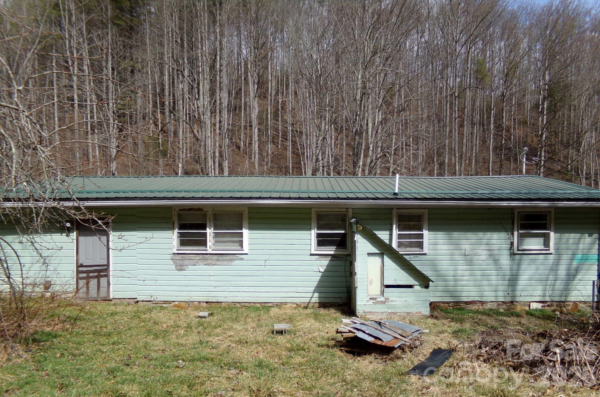 1905 Little Creek Road — Burnsville