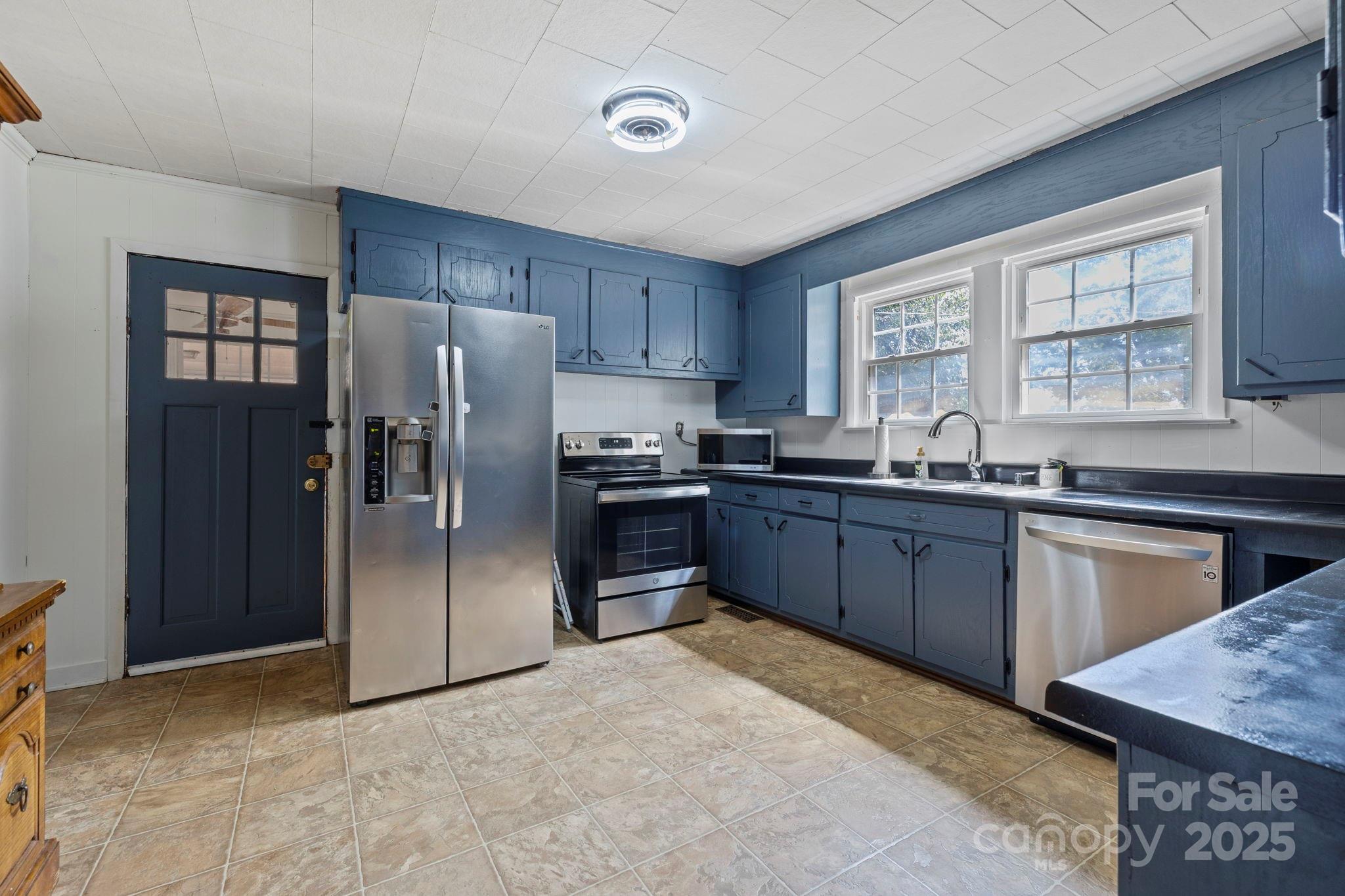 187 Oakridge Drive — Forest City