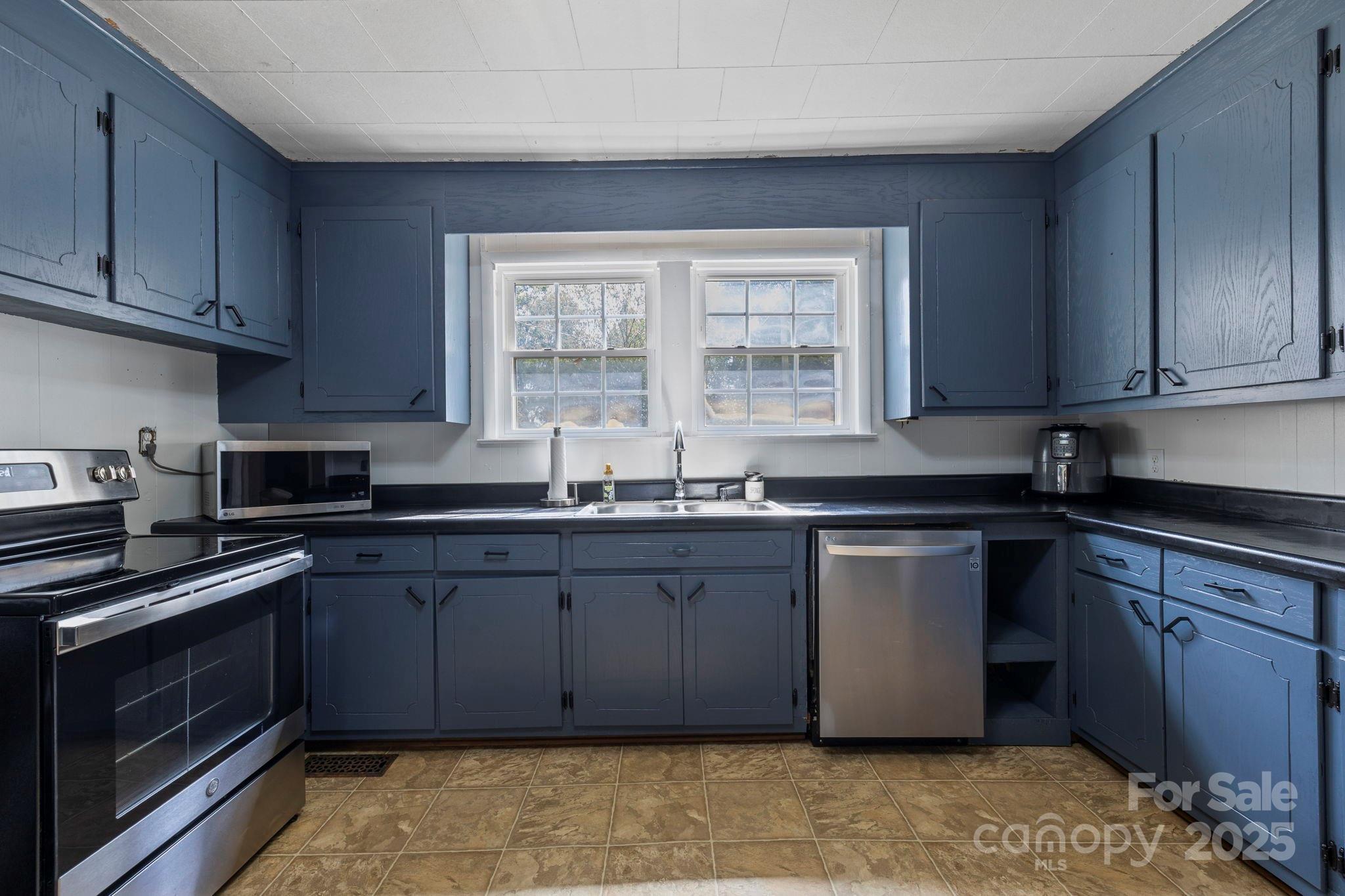 187 Oakridge Drive — Forest City