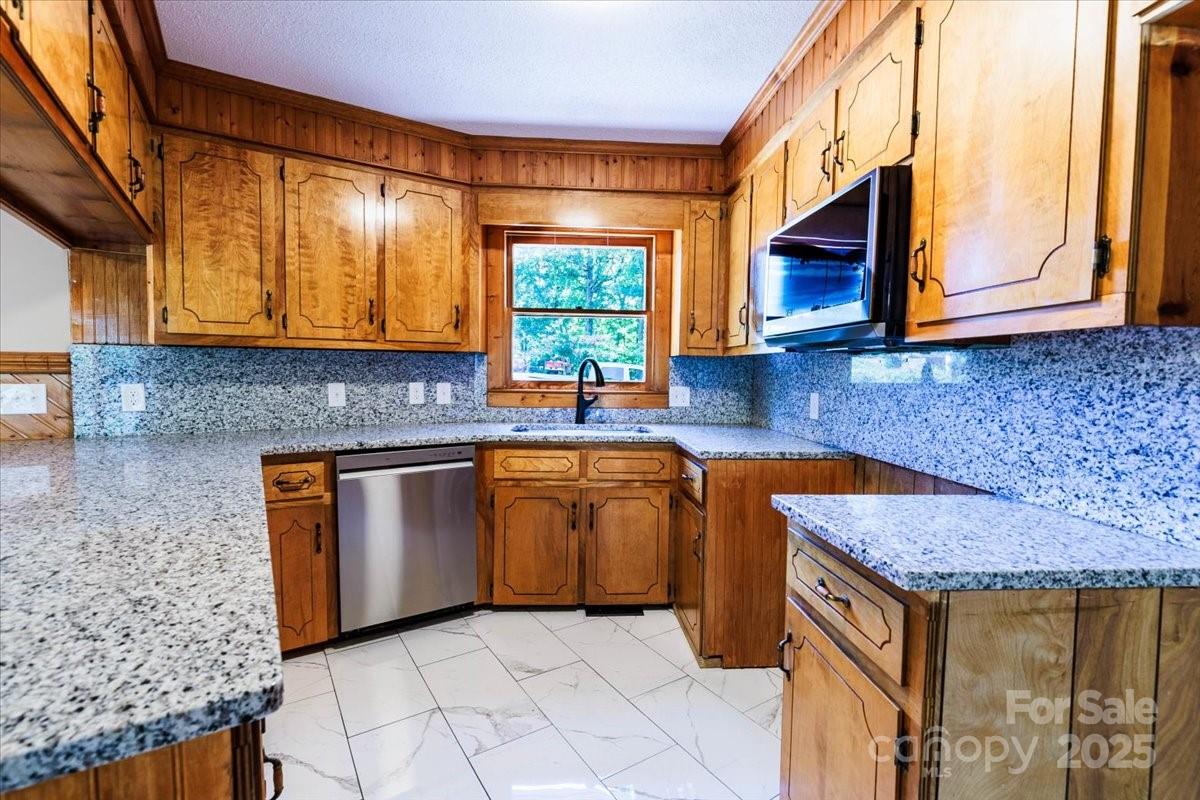 200 Lakeview Road — Albemarle