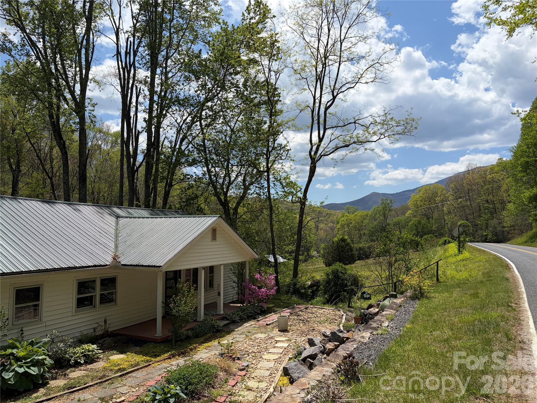 524 Clear Creek Road — Burnsville