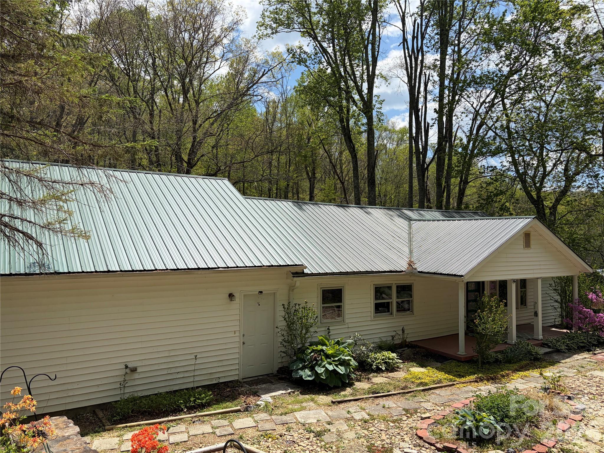 524 Clear Creek Road — Burnsville