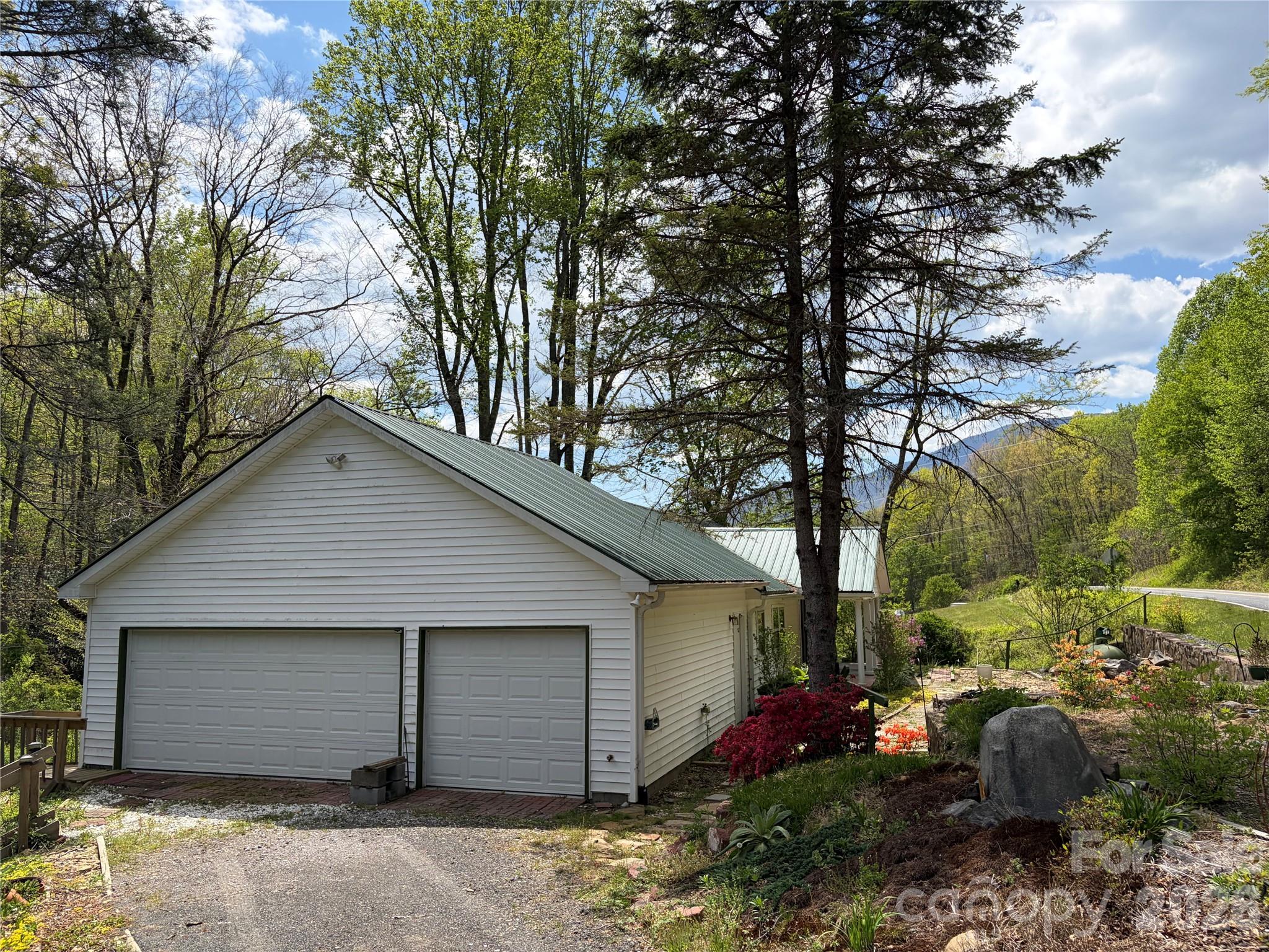 524 Clear Creek Road — Burnsville