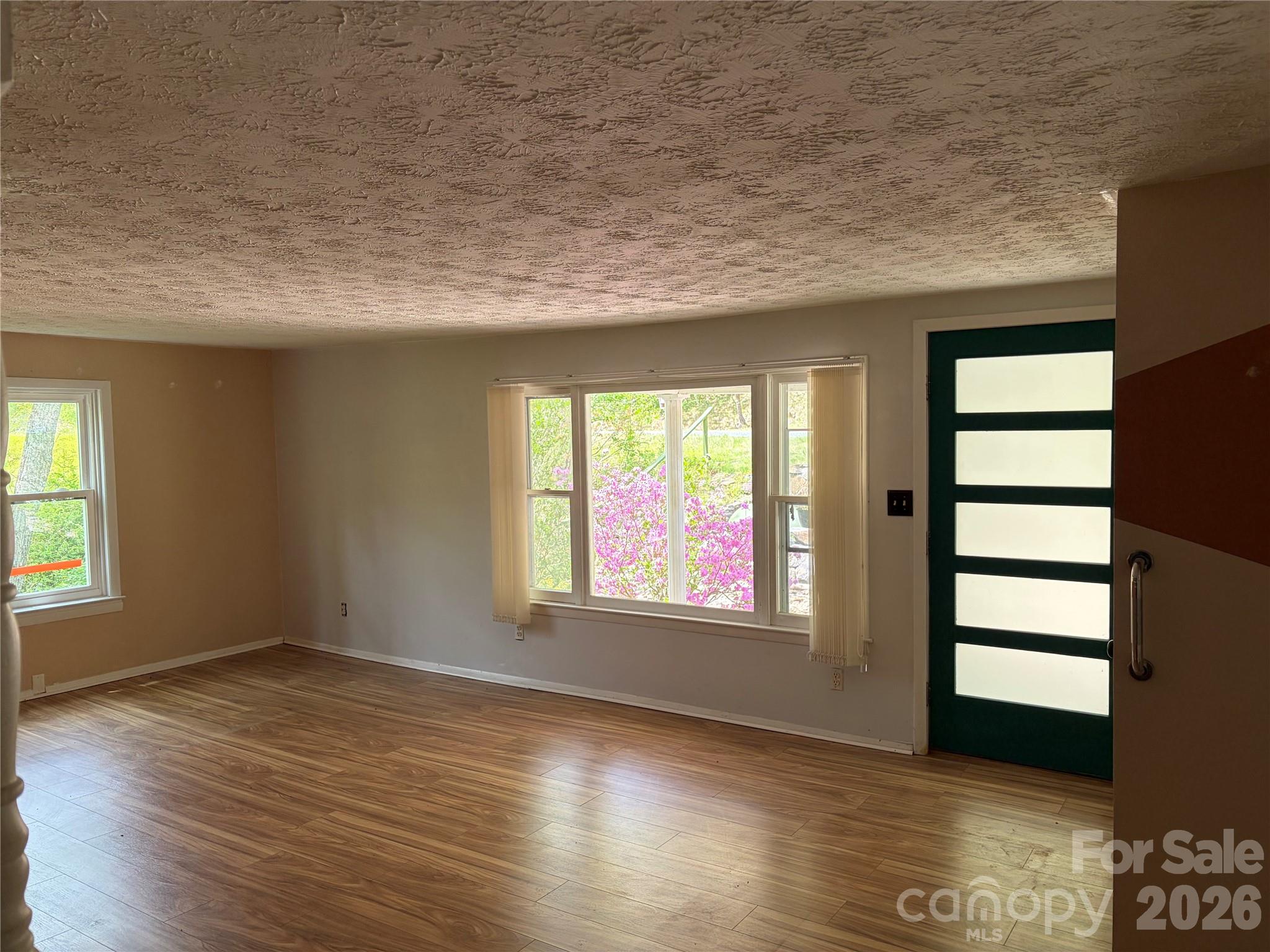 524 Clear Creek Road — Burnsville