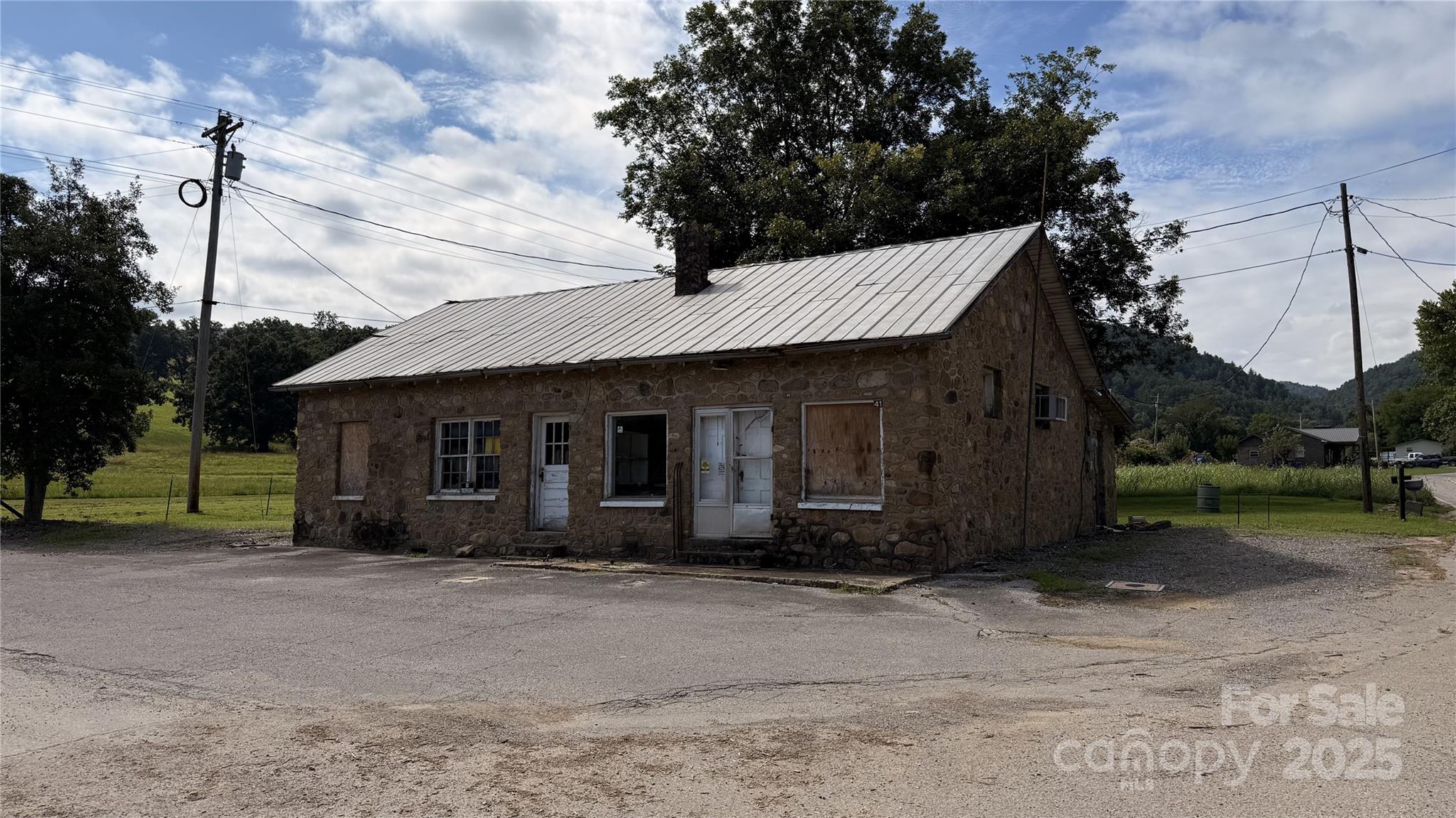 41 Upper Shut In Road — Hot Springs