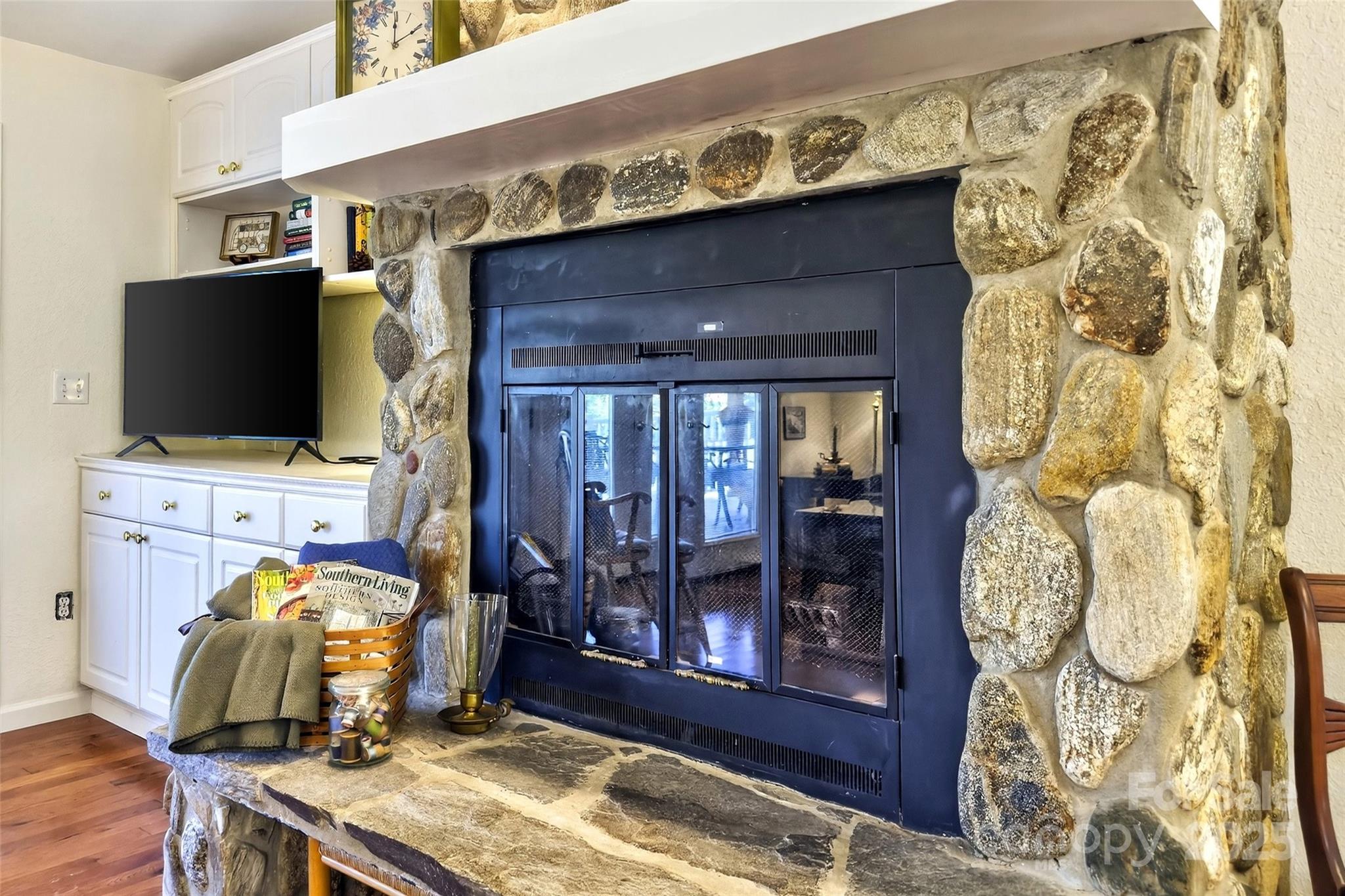 211 Rhododendron Avenue — Black Mountain