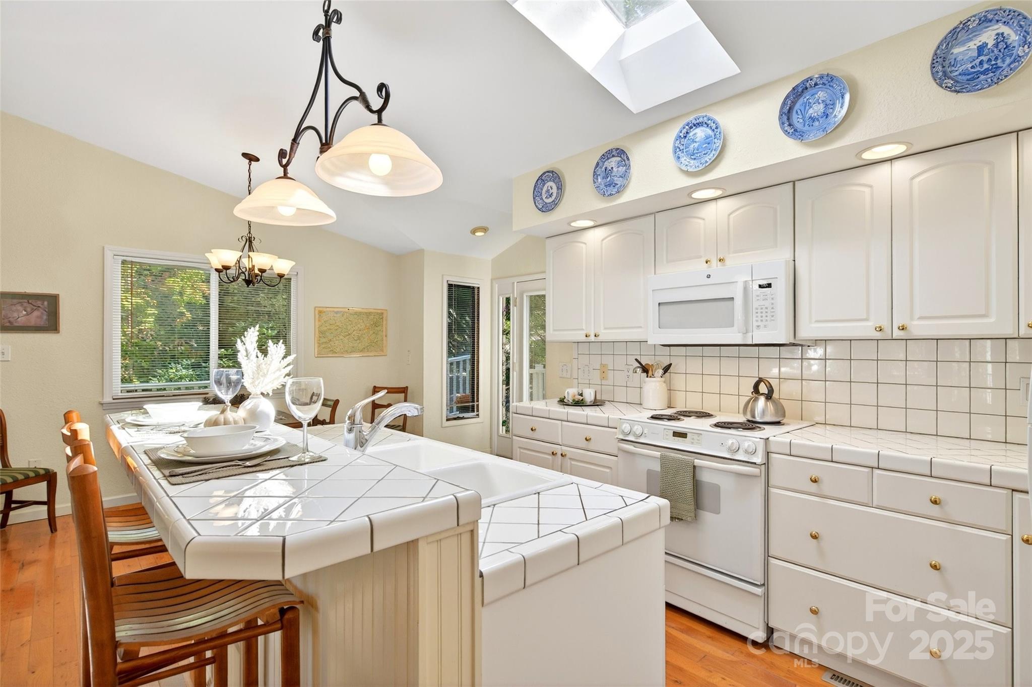 211 Rhododendron Avenue — Black Mountain