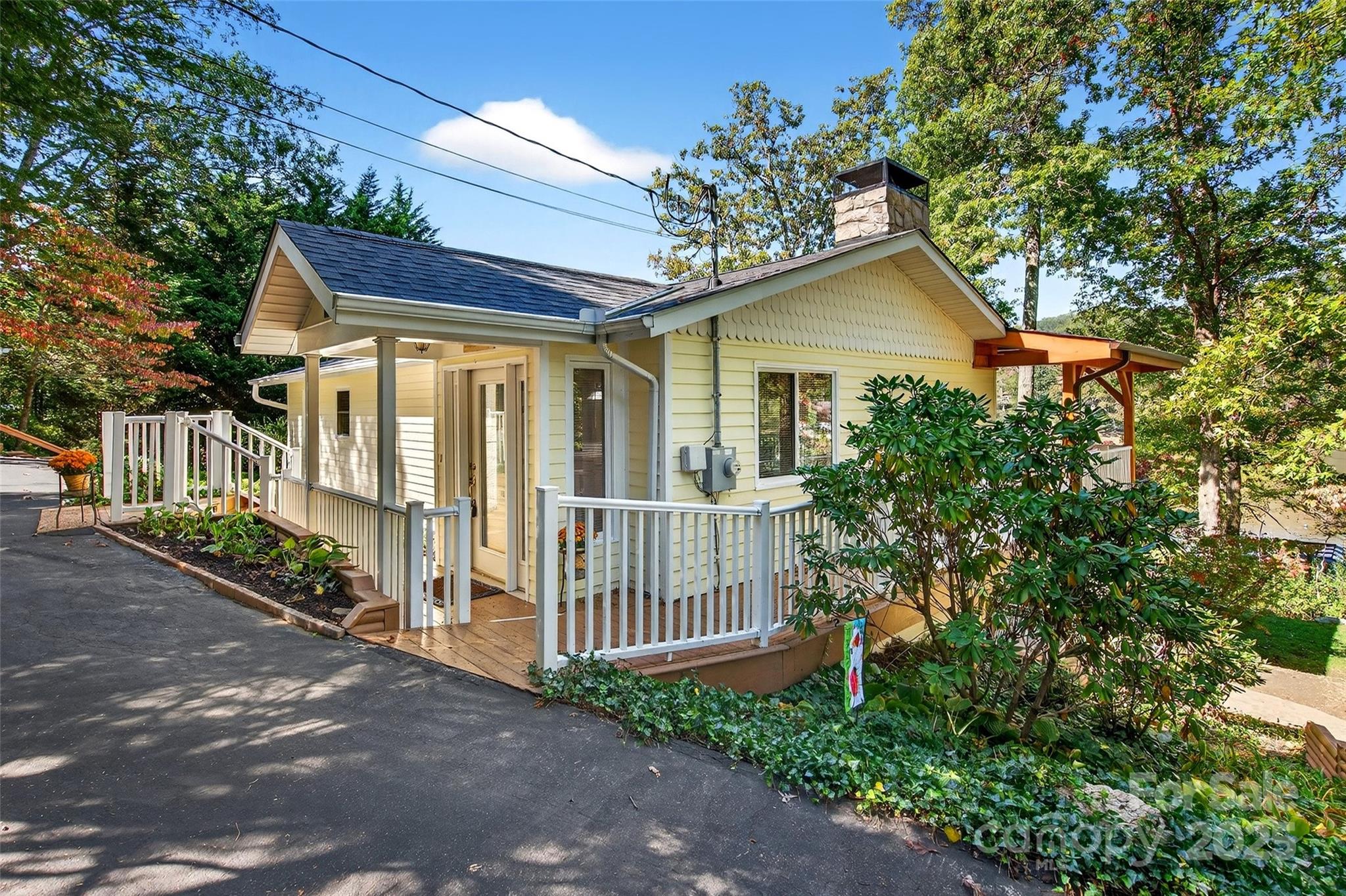 211 Rhododendron Avenue — Black Mountain