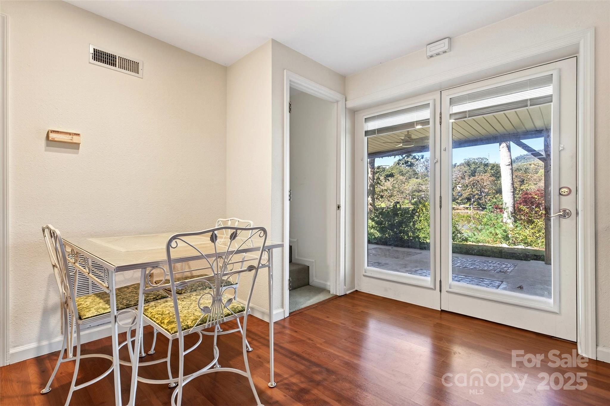 211 Rhododendron Avenue — Black Mountain