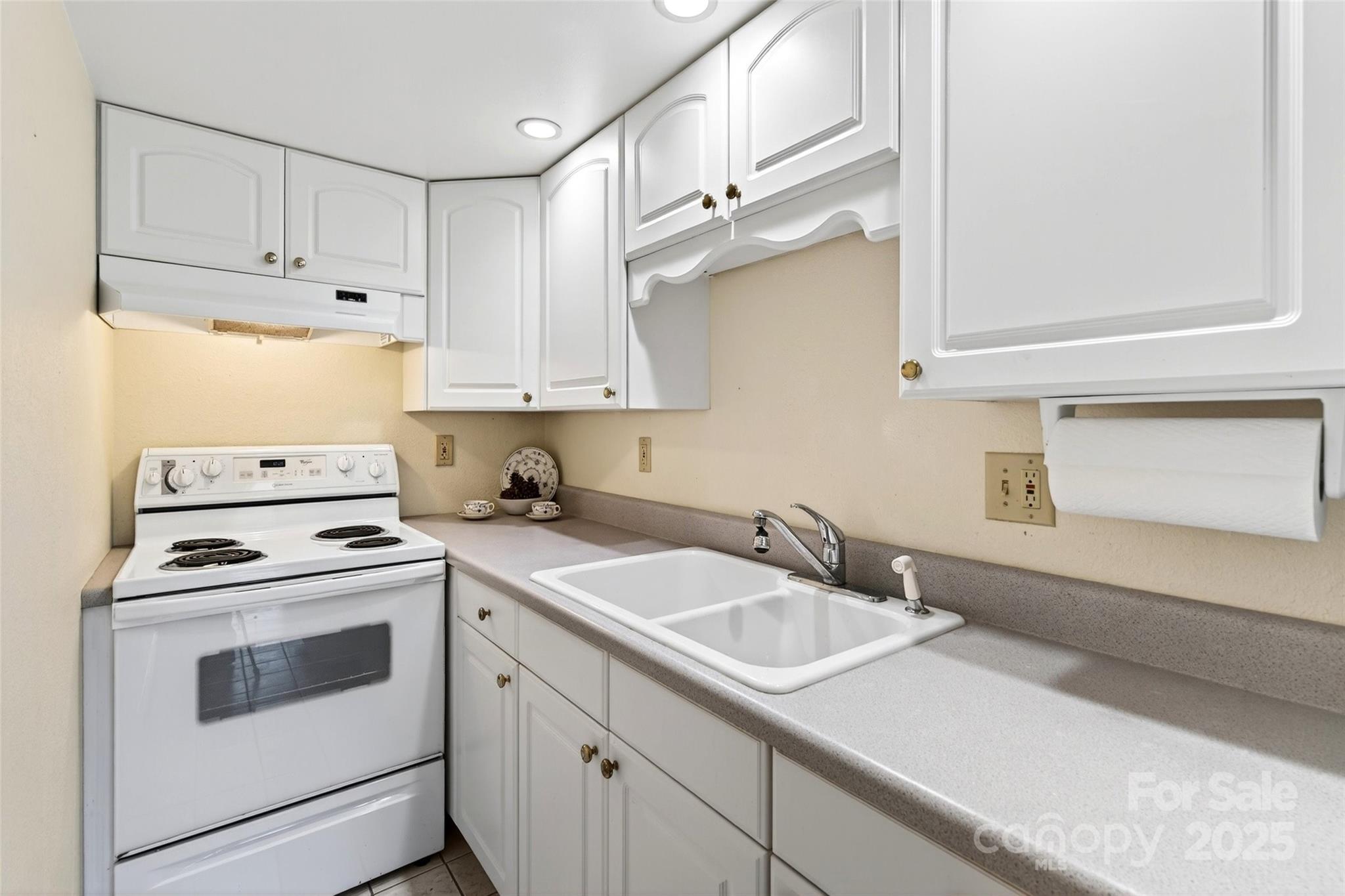 211 Rhododendron Avenue — Black Mountain
