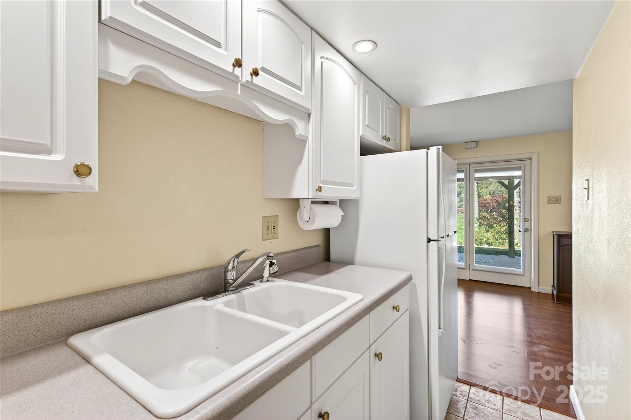 211 Rhododendron Avenue — Black Mountain