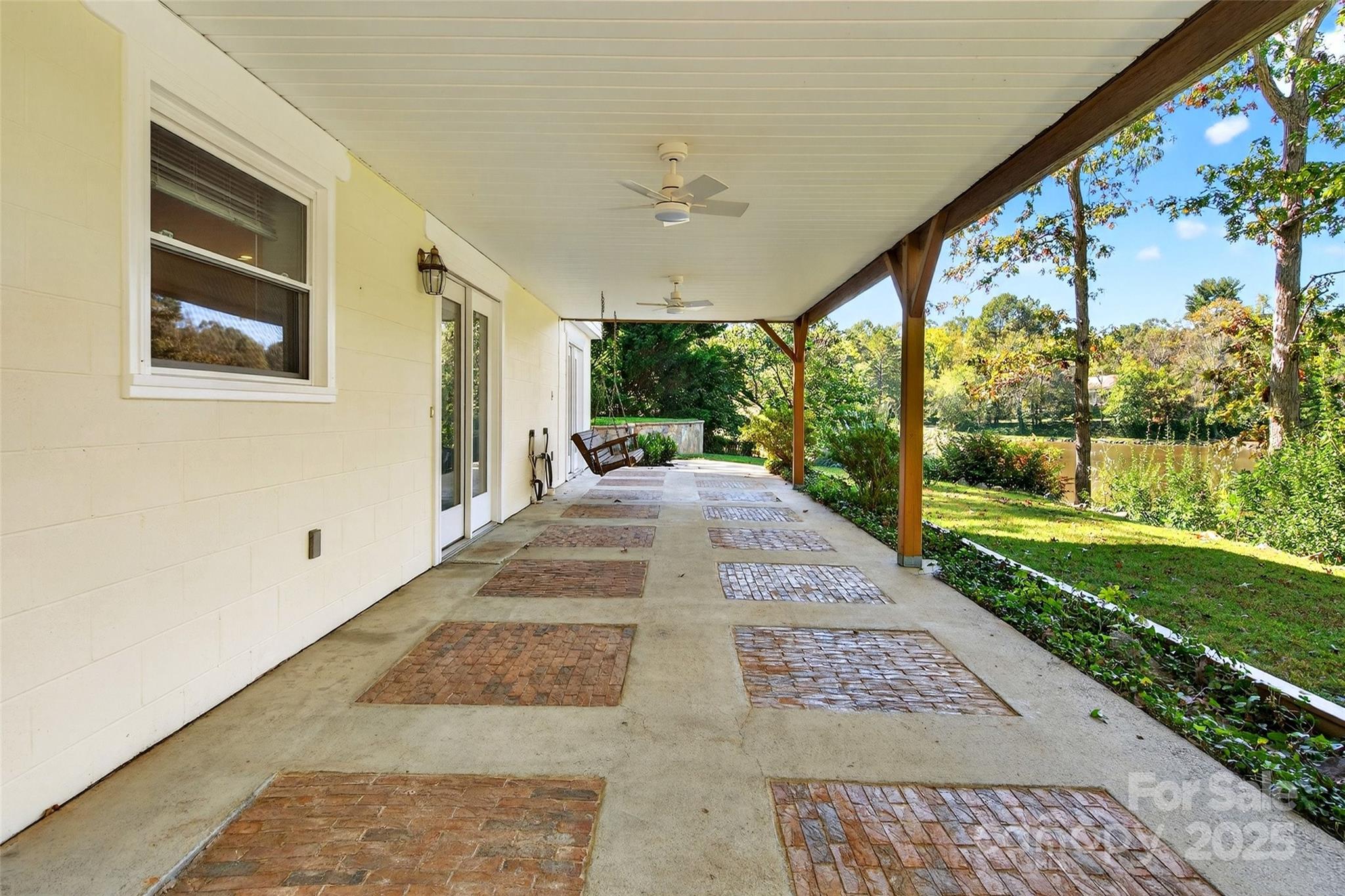 211 Rhododendron Avenue — Black Mountain