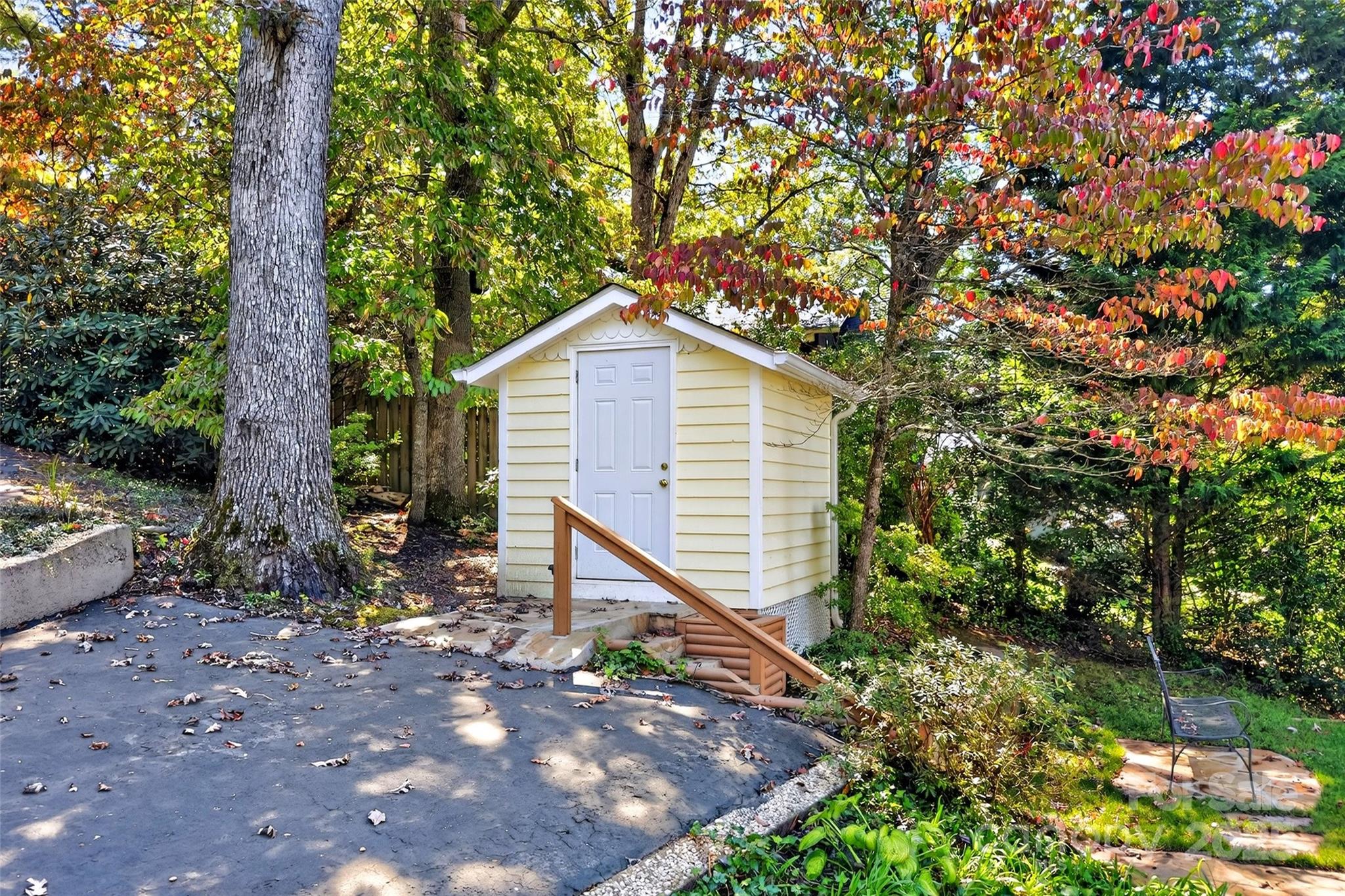 211 Rhododendron Avenue — Black Mountain
