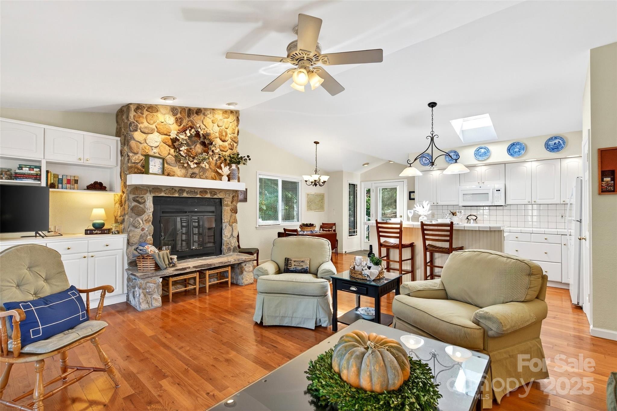 211 Rhododendron Avenue — Black Mountain