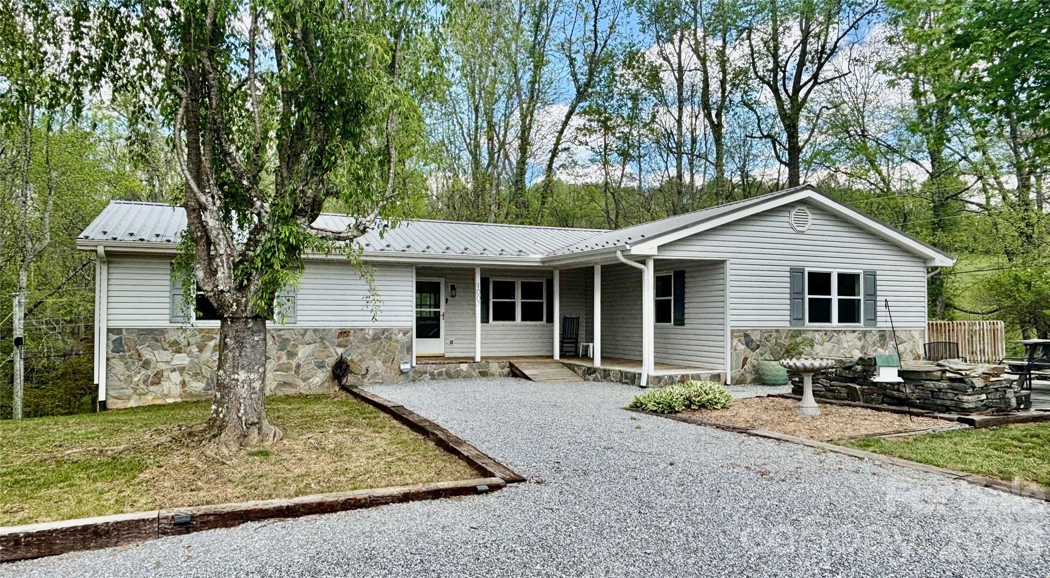 1007 Dula Road — Spruce Pine