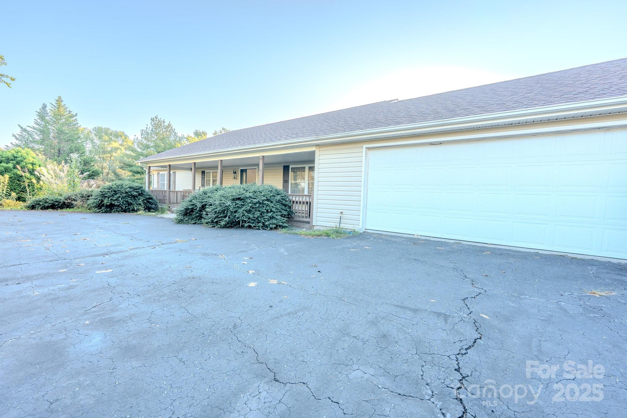 565 Overlook Drive — Spruce Pine