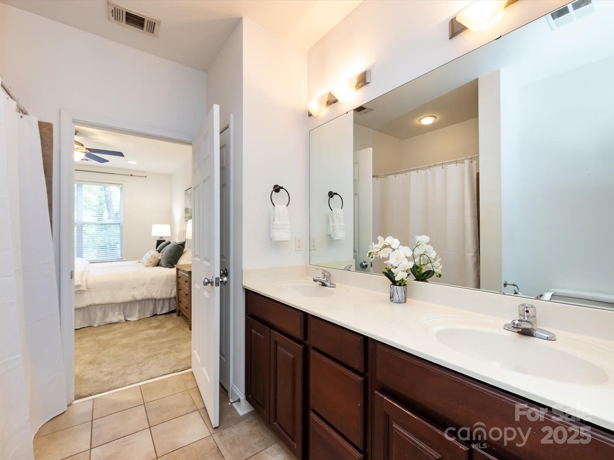 1000 E Woodlawn Road #216 — Charlotte