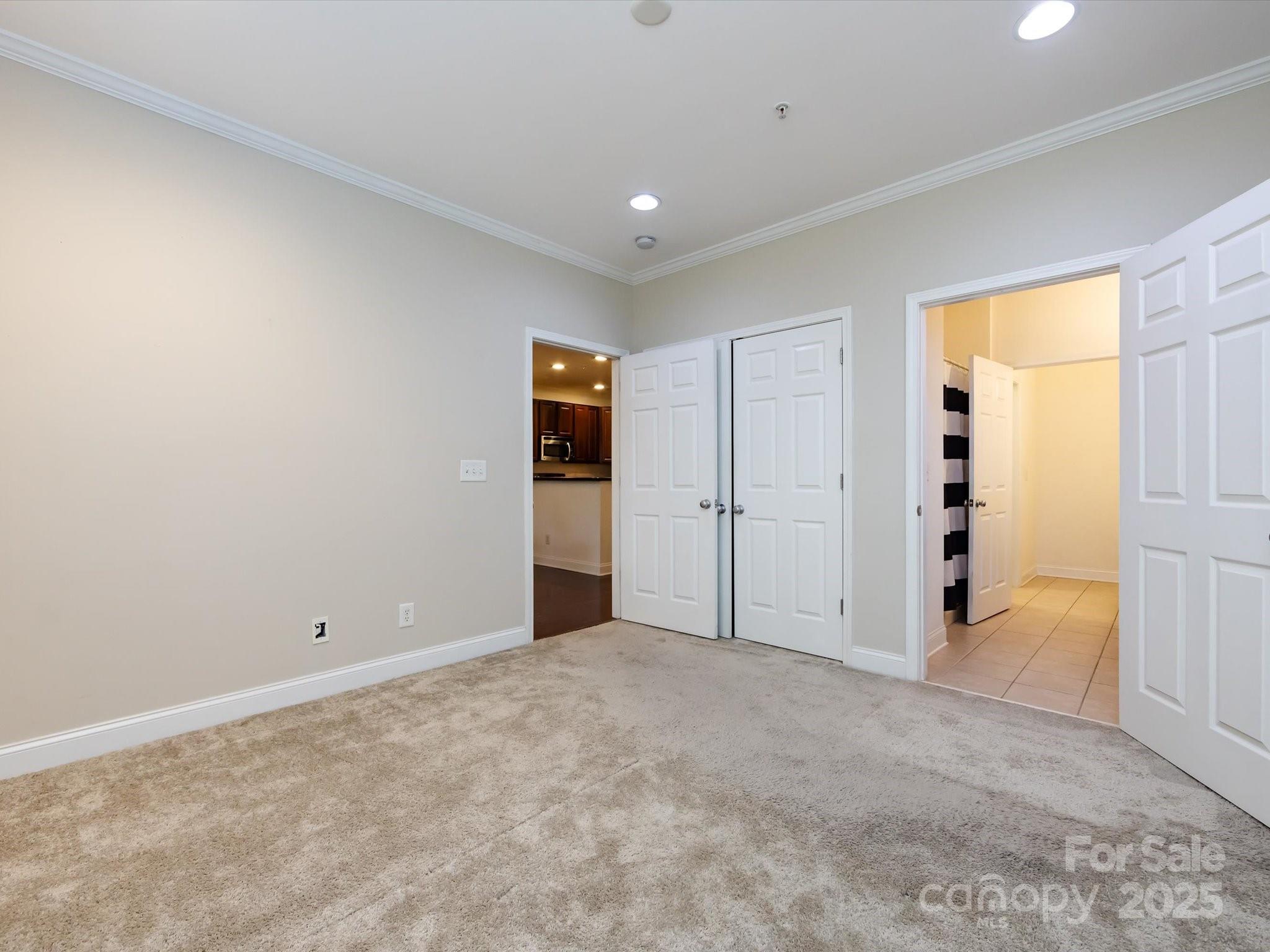 1000 E Woodlawn Road #216 — Charlotte