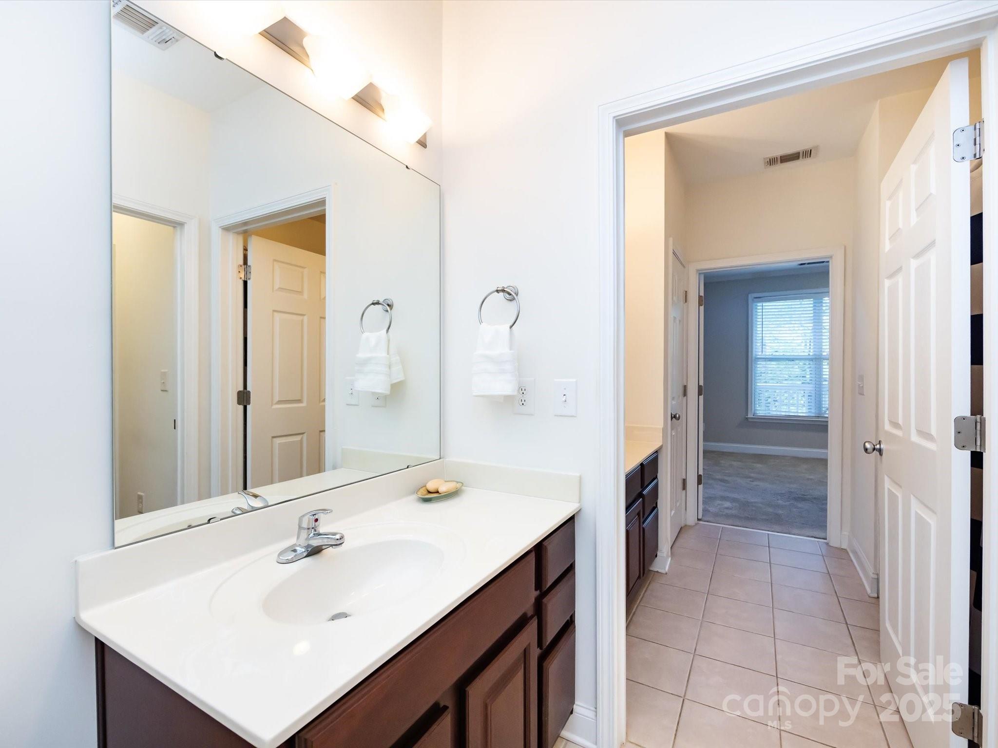 1000 E Woodlawn Road #216 — Charlotte