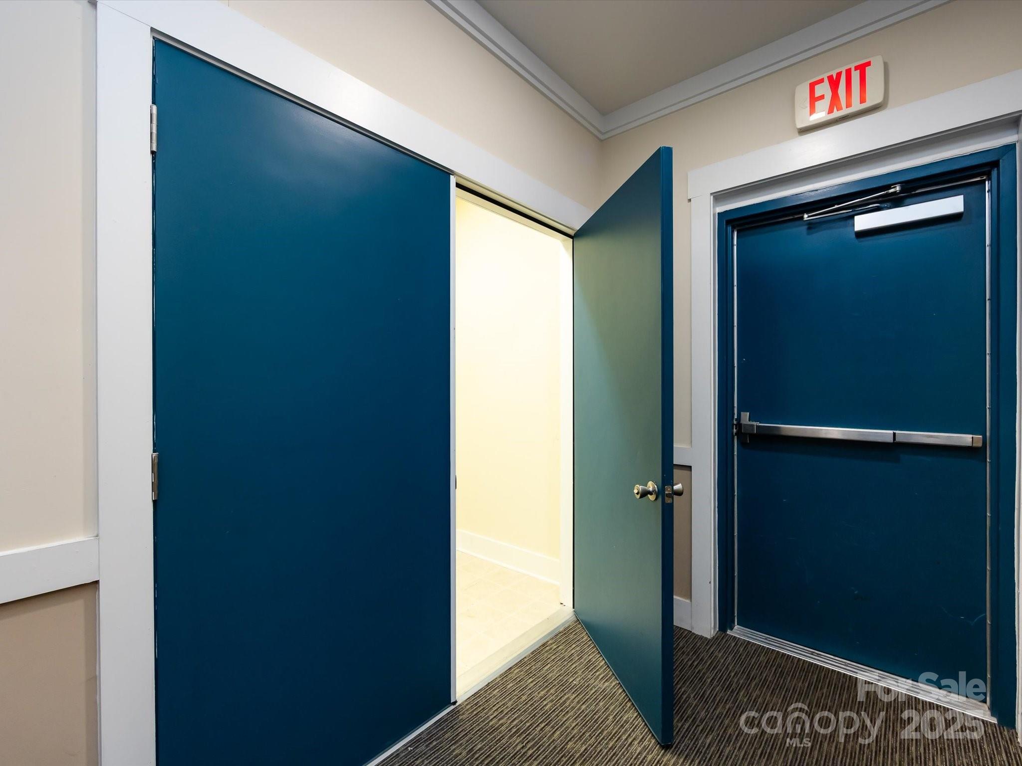 1000 E Woodlawn Road #216 — Charlotte