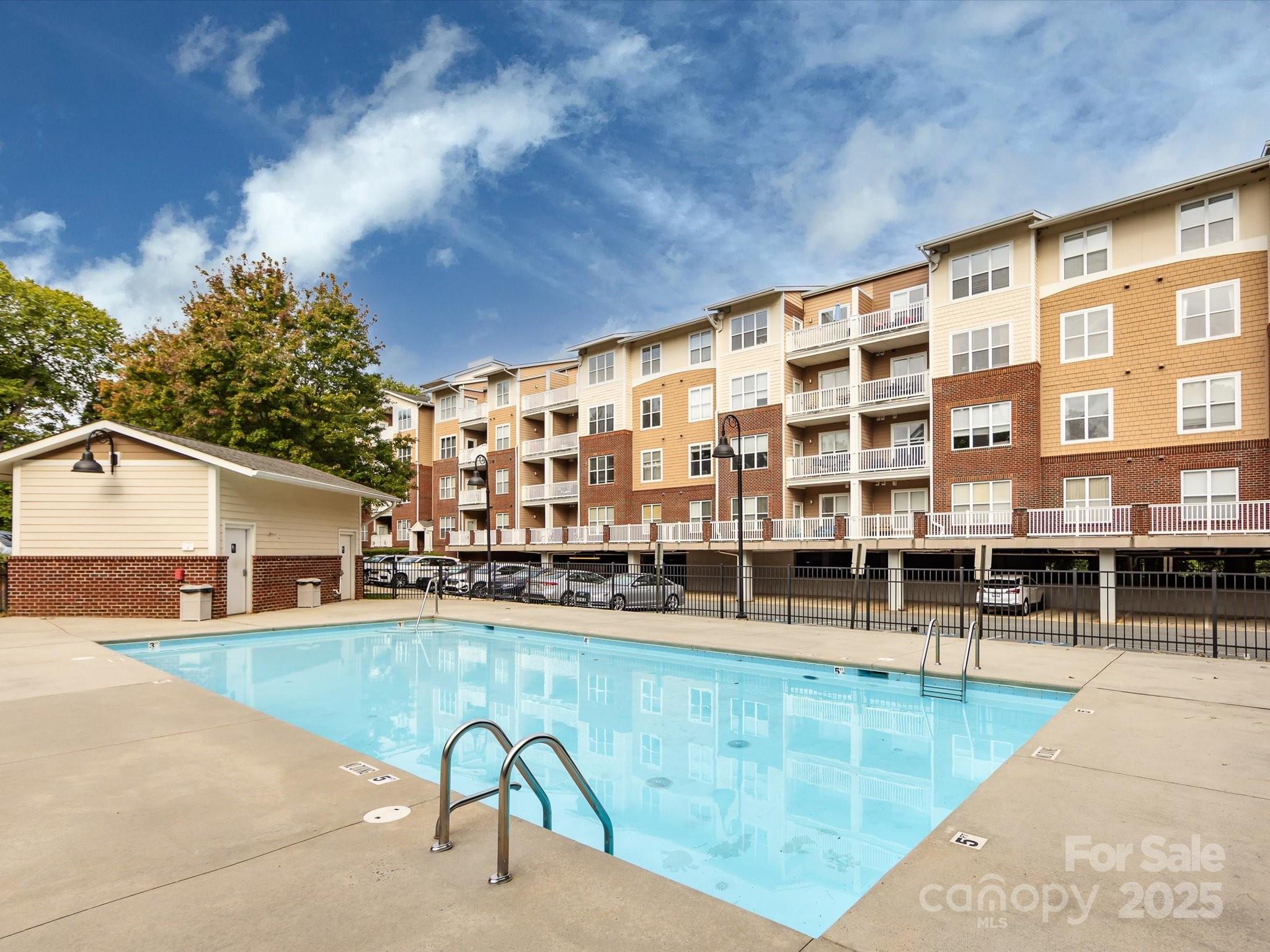 1000 E Woodlawn Road #216 — Charlotte