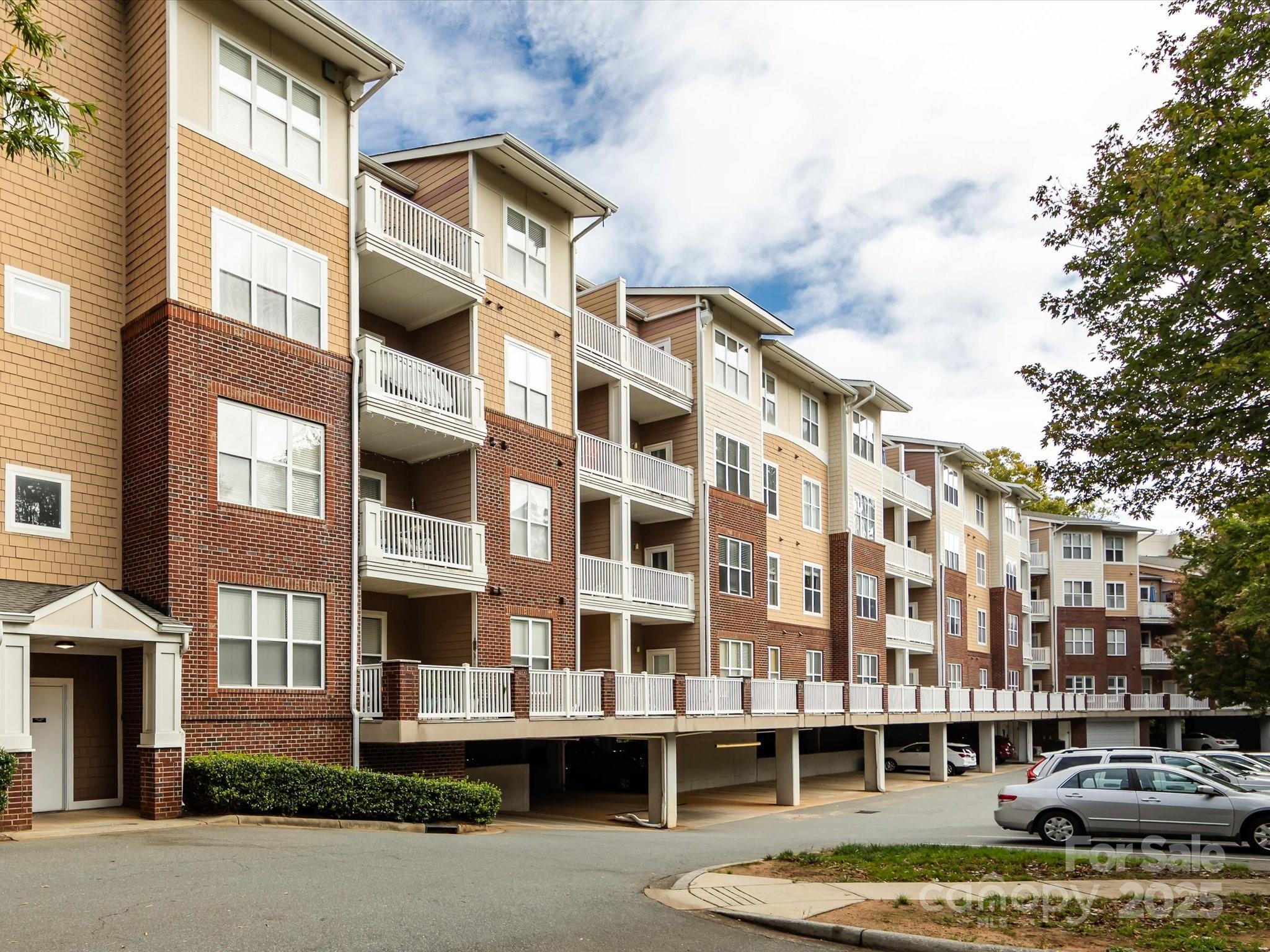 1000 E Woodlawn Road #216 — Charlotte
