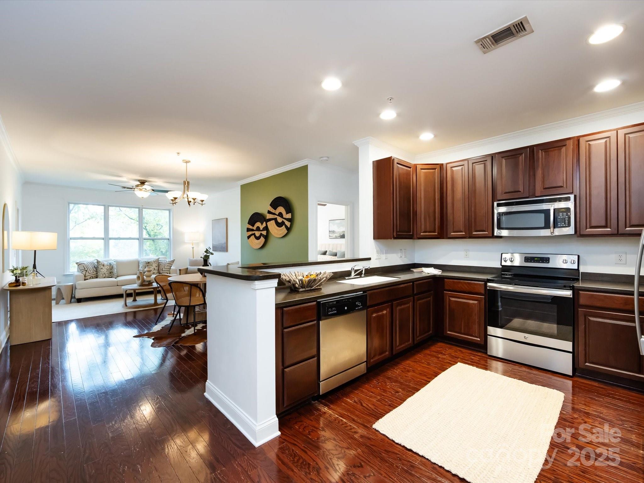 1000 E Woodlawn Road #216 — Charlotte