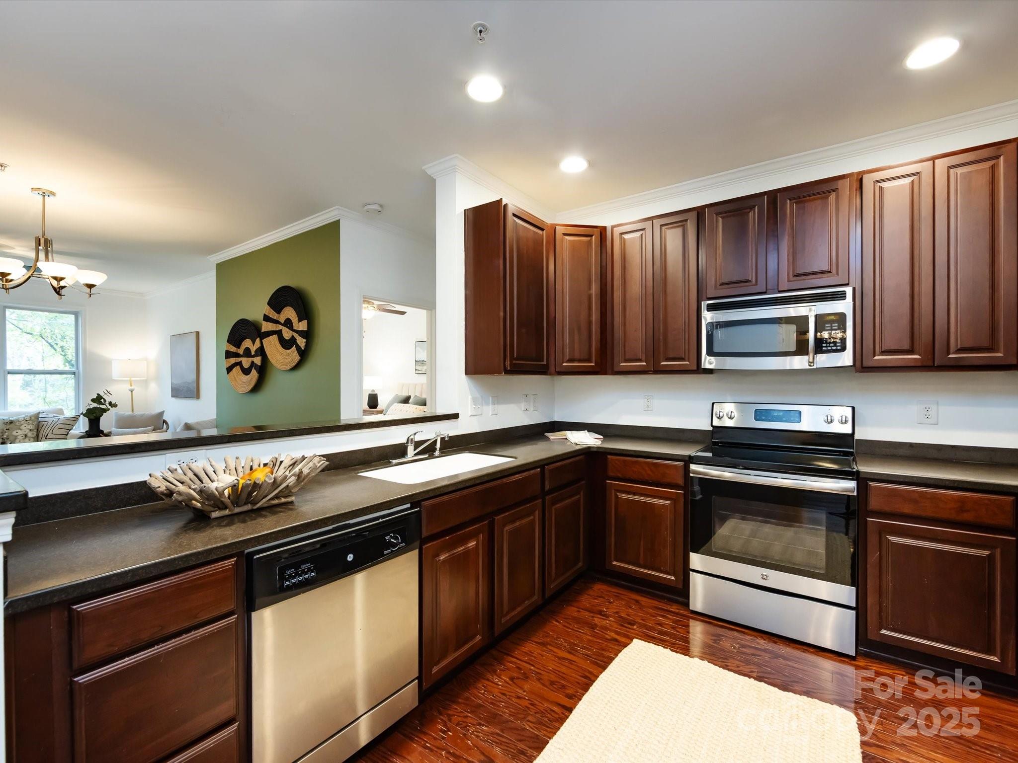 1000 E Woodlawn Road #216 — Charlotte