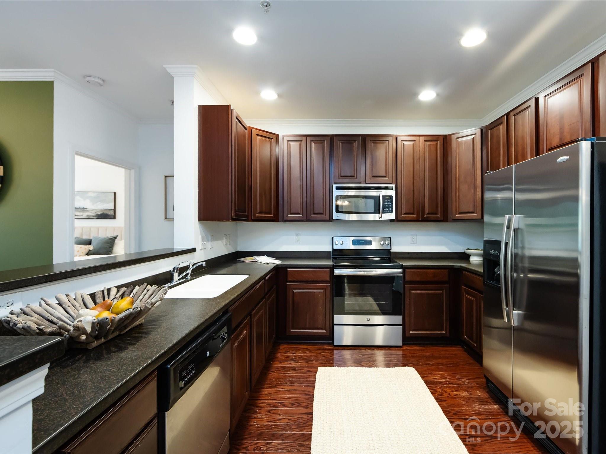 1000 E Woodlawn Road #216 — Charlotte