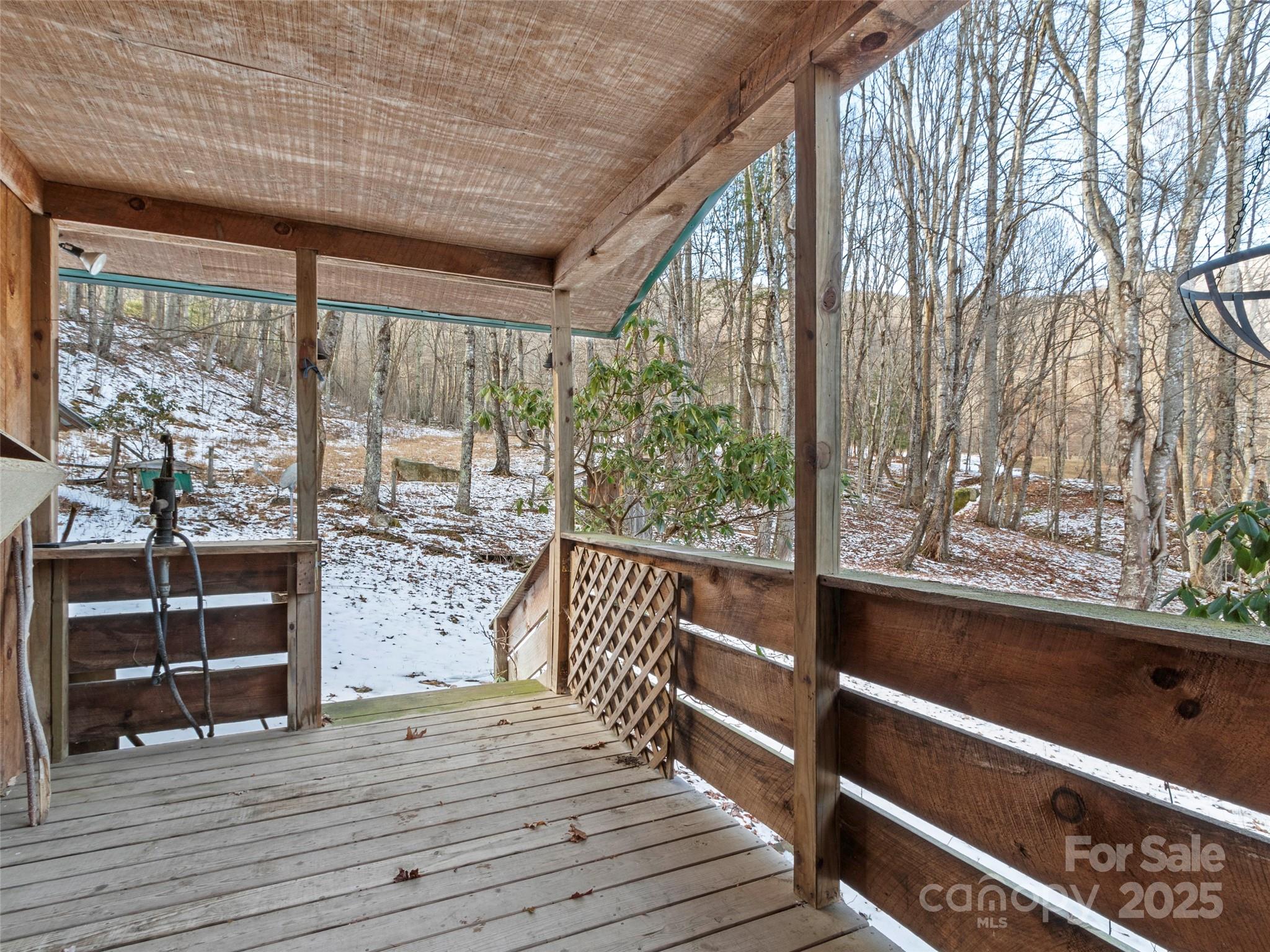 1571 Roaring Fork Road — Burnsville