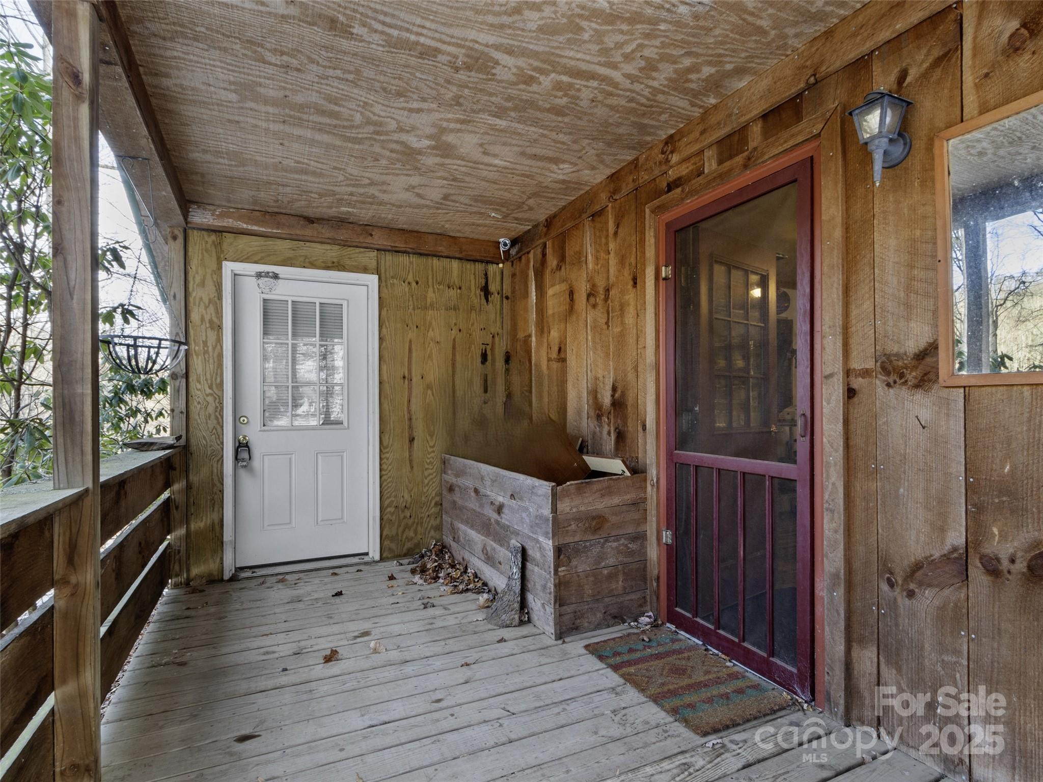 1571 Roaring Fork Road — Burnsville