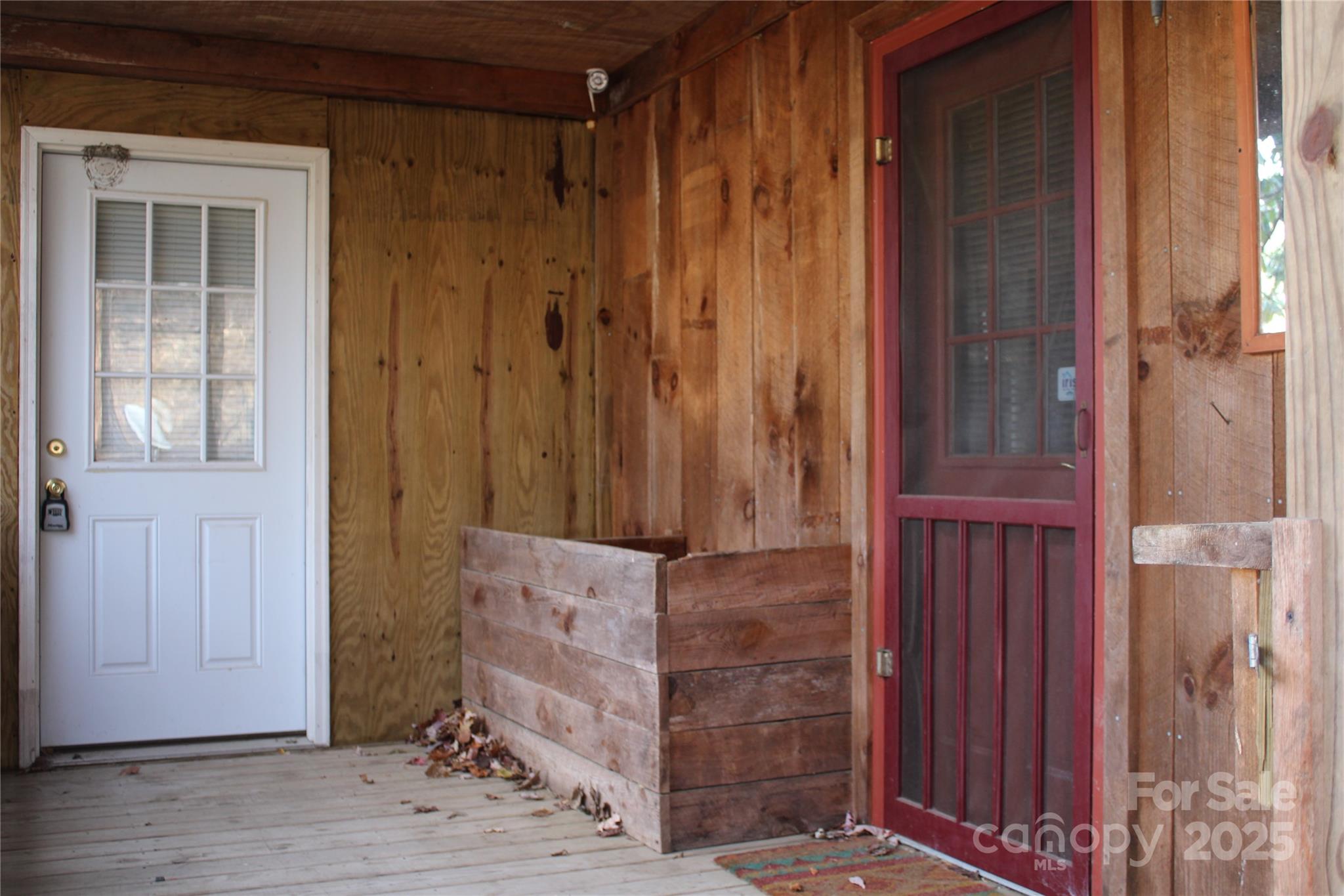 1571 Roaring Fork Road — Burnsville