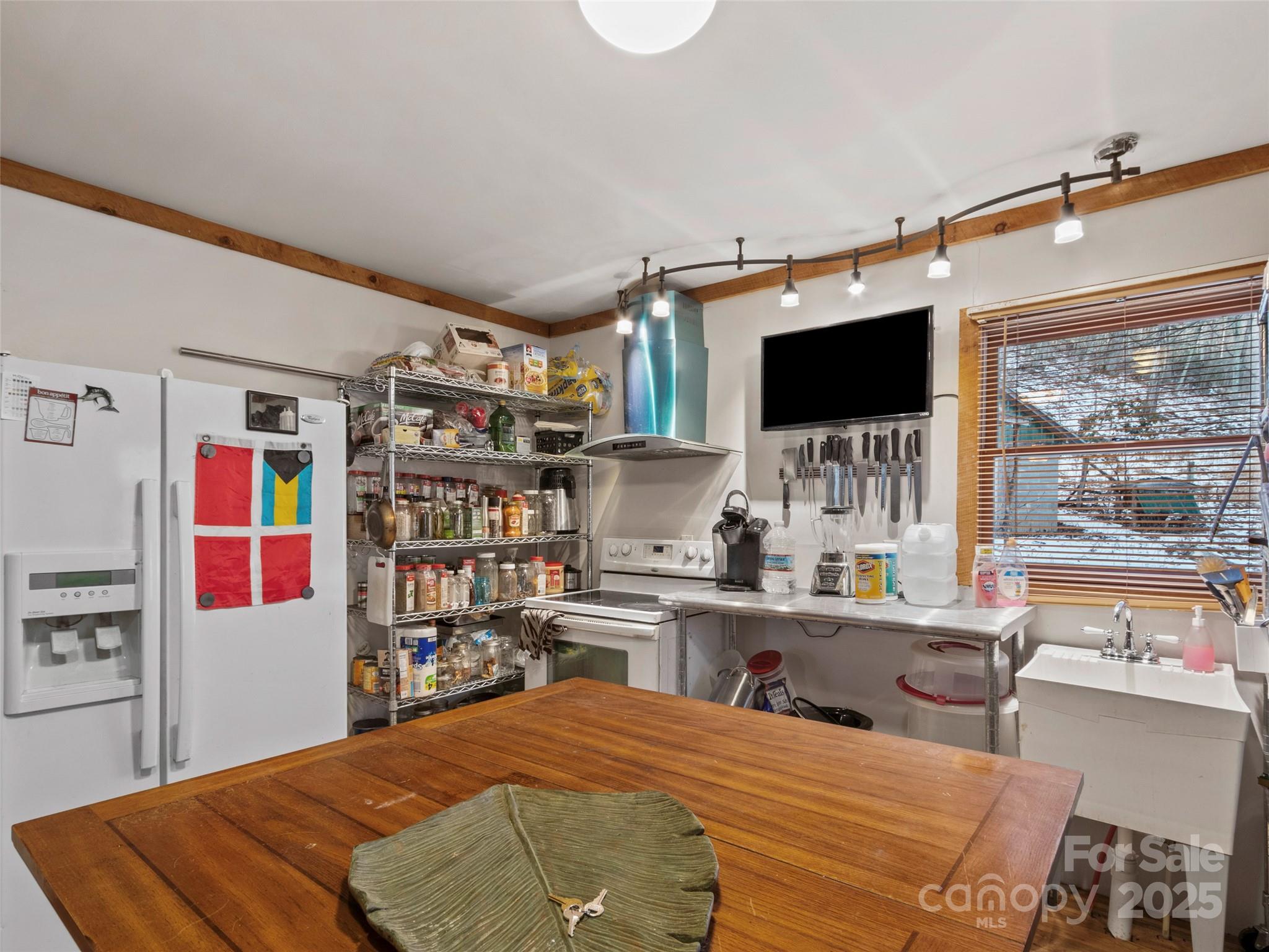 1571 Roaring Fork Road — Burnsville