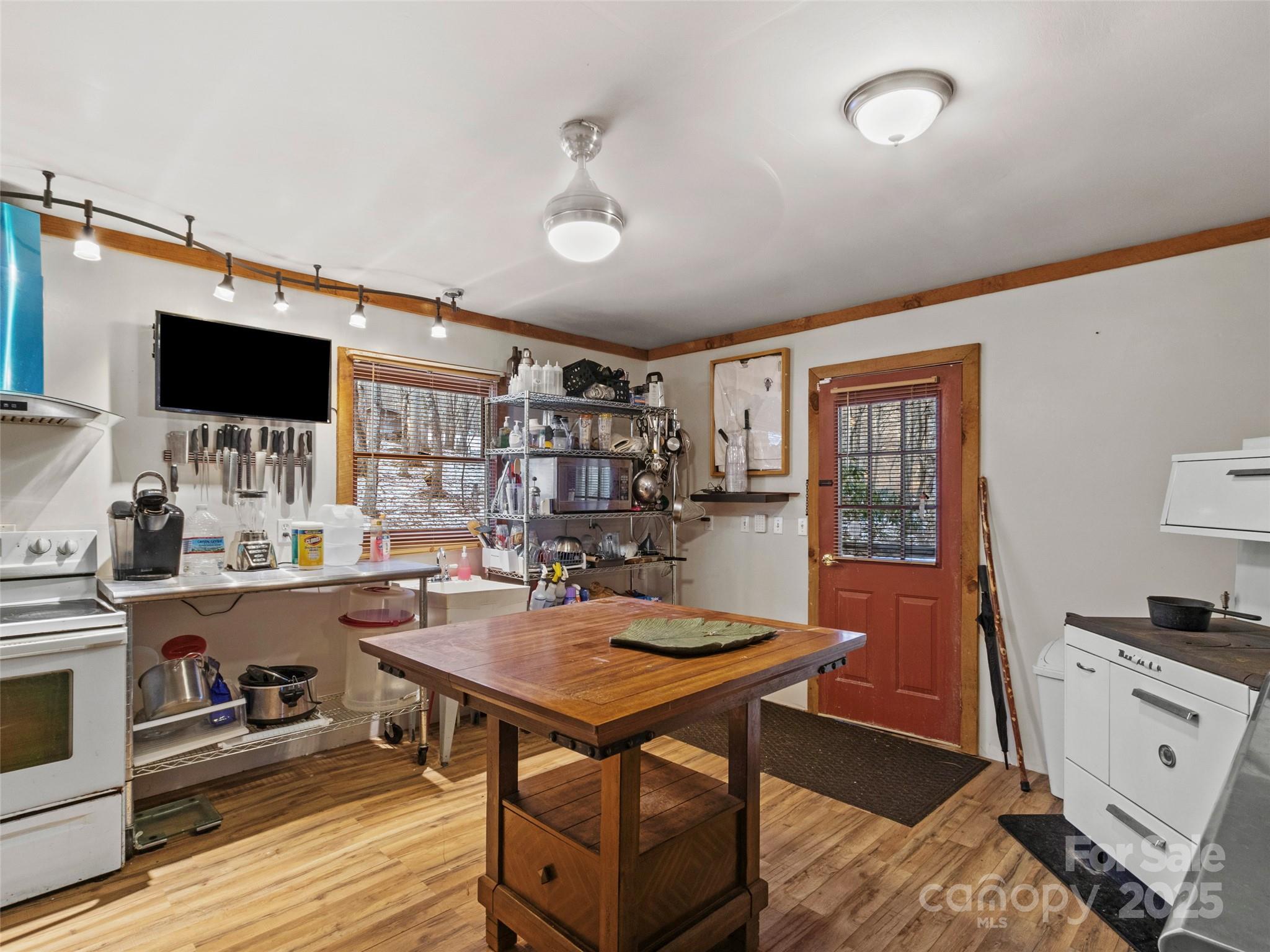 1571 Roaring Fork Road — Burnsville