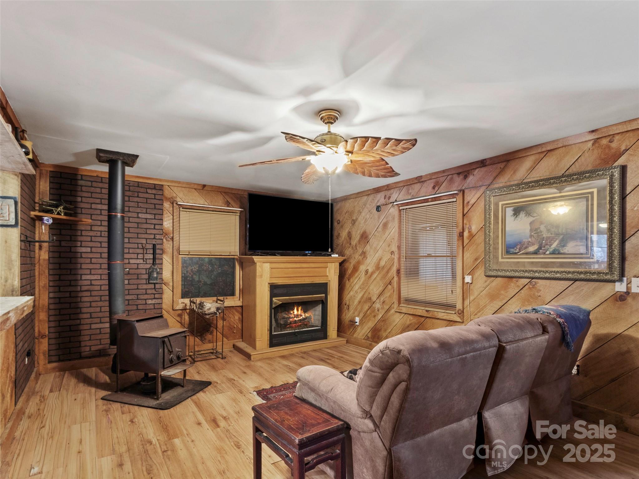 1571 Roaring Fork Road — Burnsville