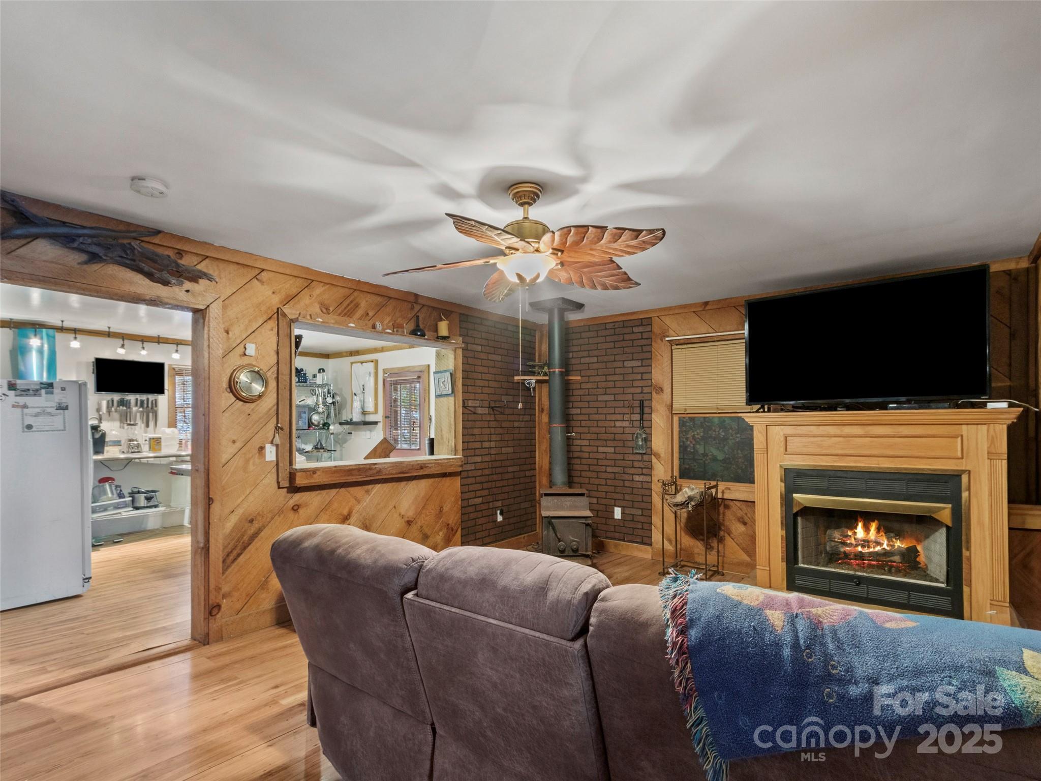 1571 Roaring Fork Road — Burnsville