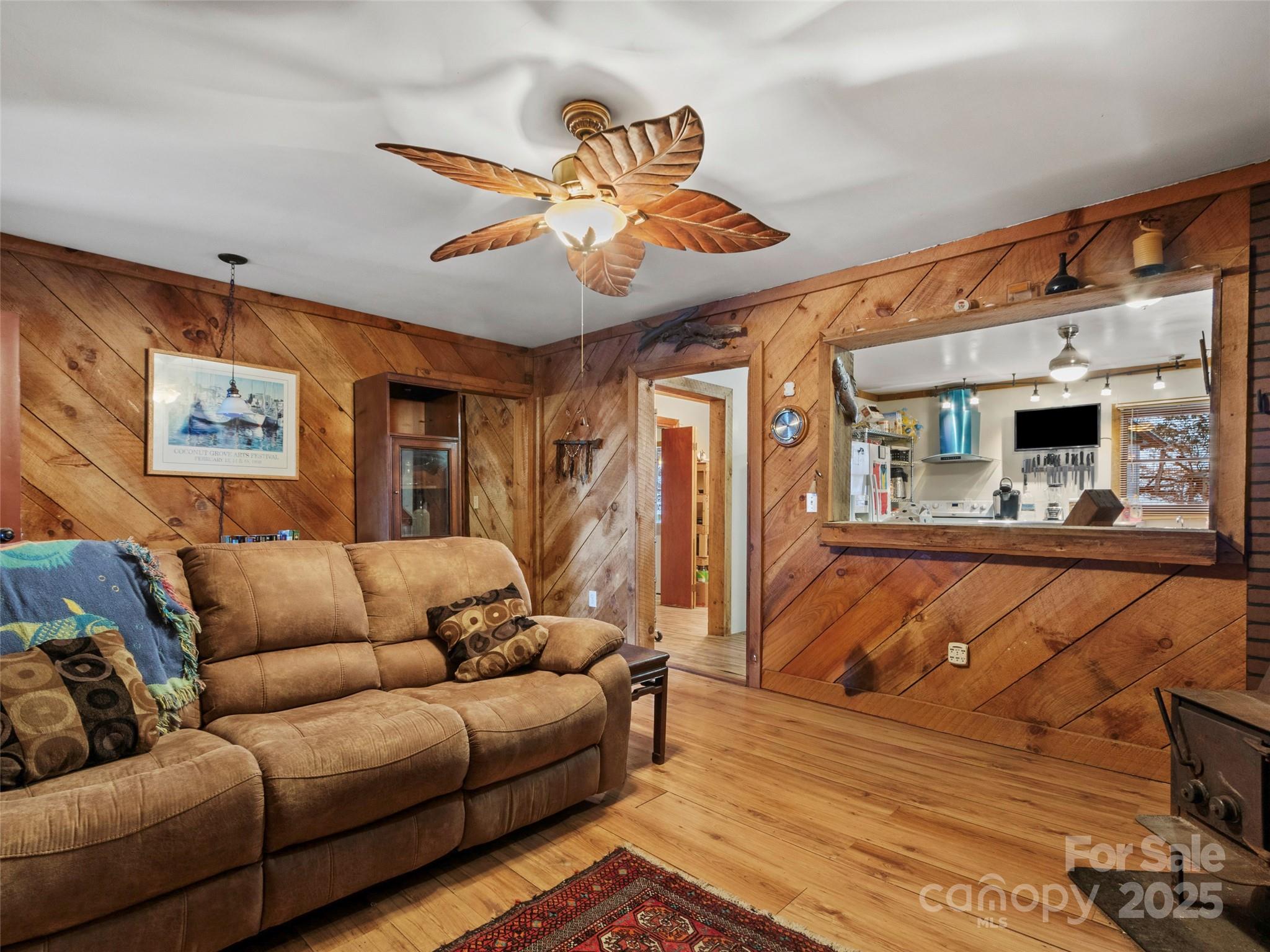1571 Roaring Fork Road — Burnsville