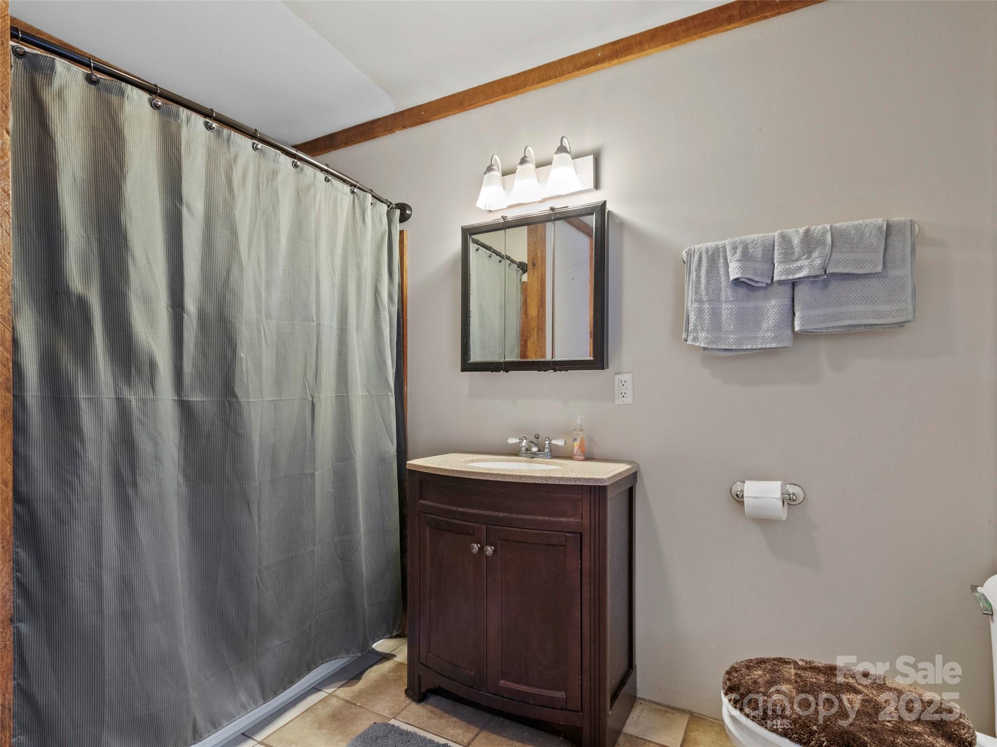 1571 Roaring Fork Road — Burnsville