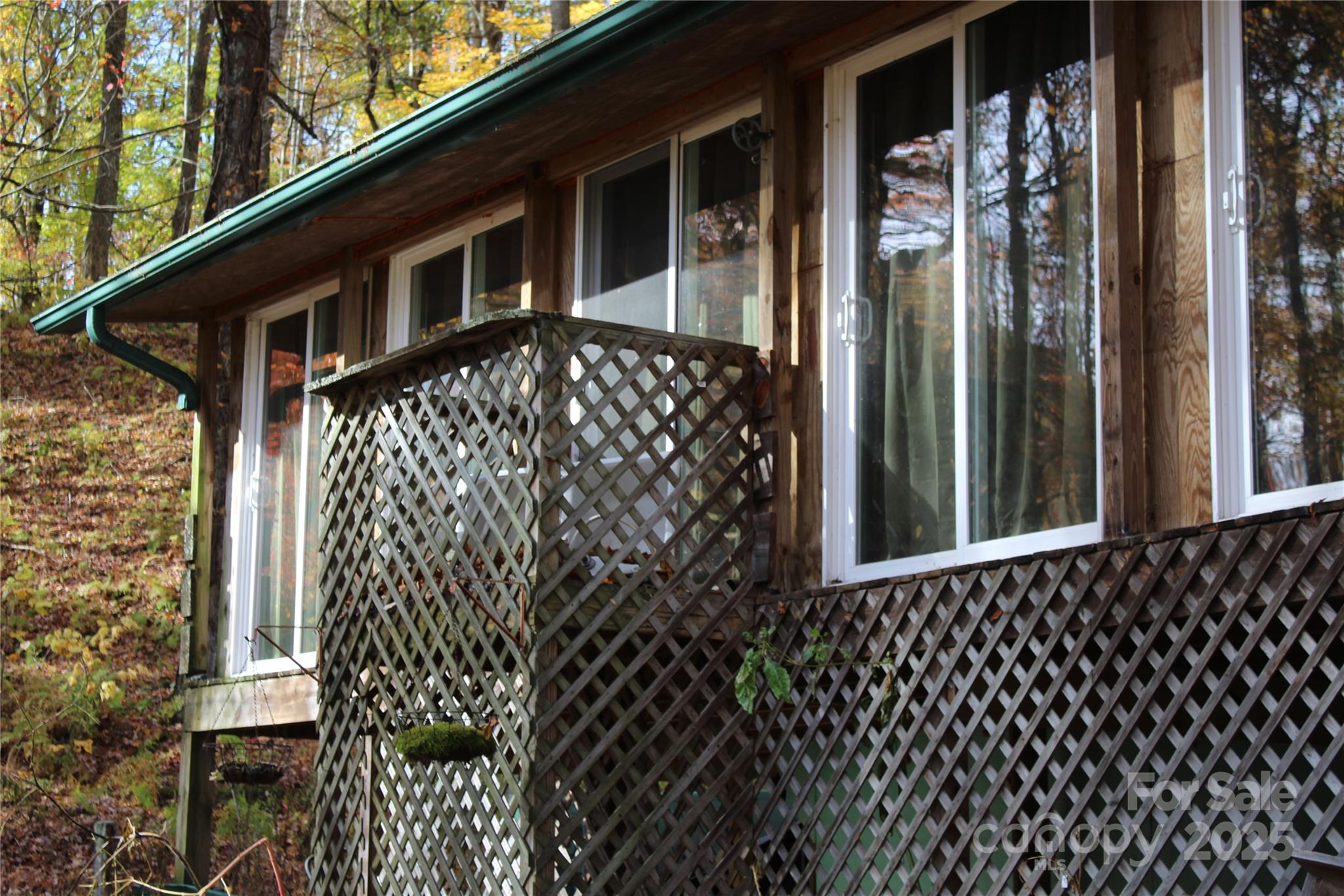 1571 Roaring Fork Road — Burnsville
