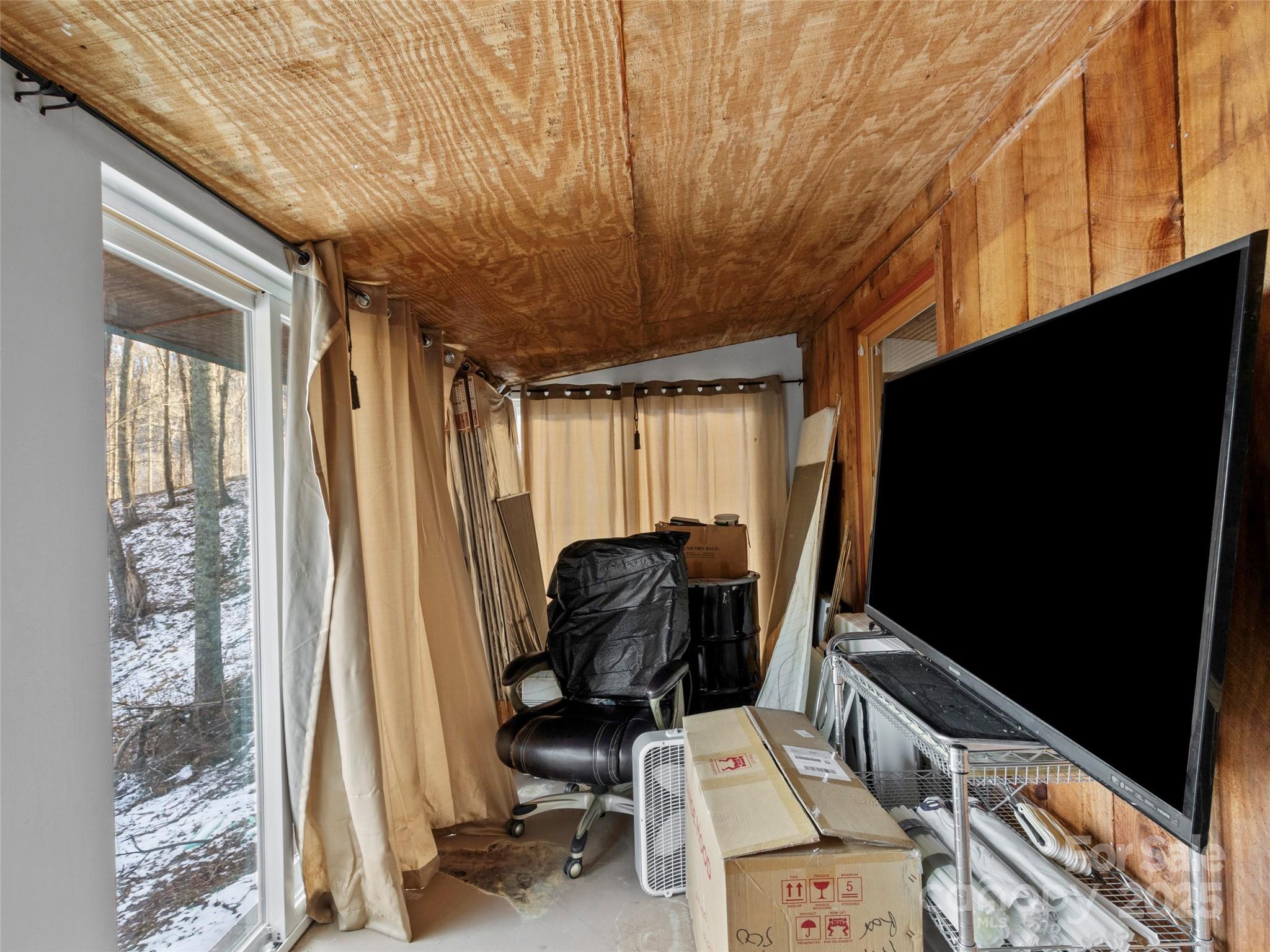 1571 Roaring Fork Road — Burnsville