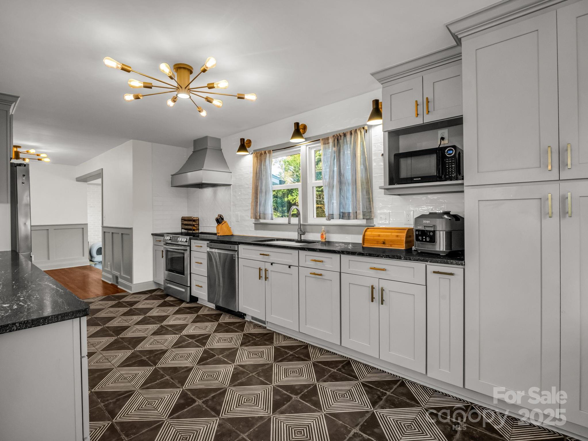 2115 N Stoney View Court — Hendersonville