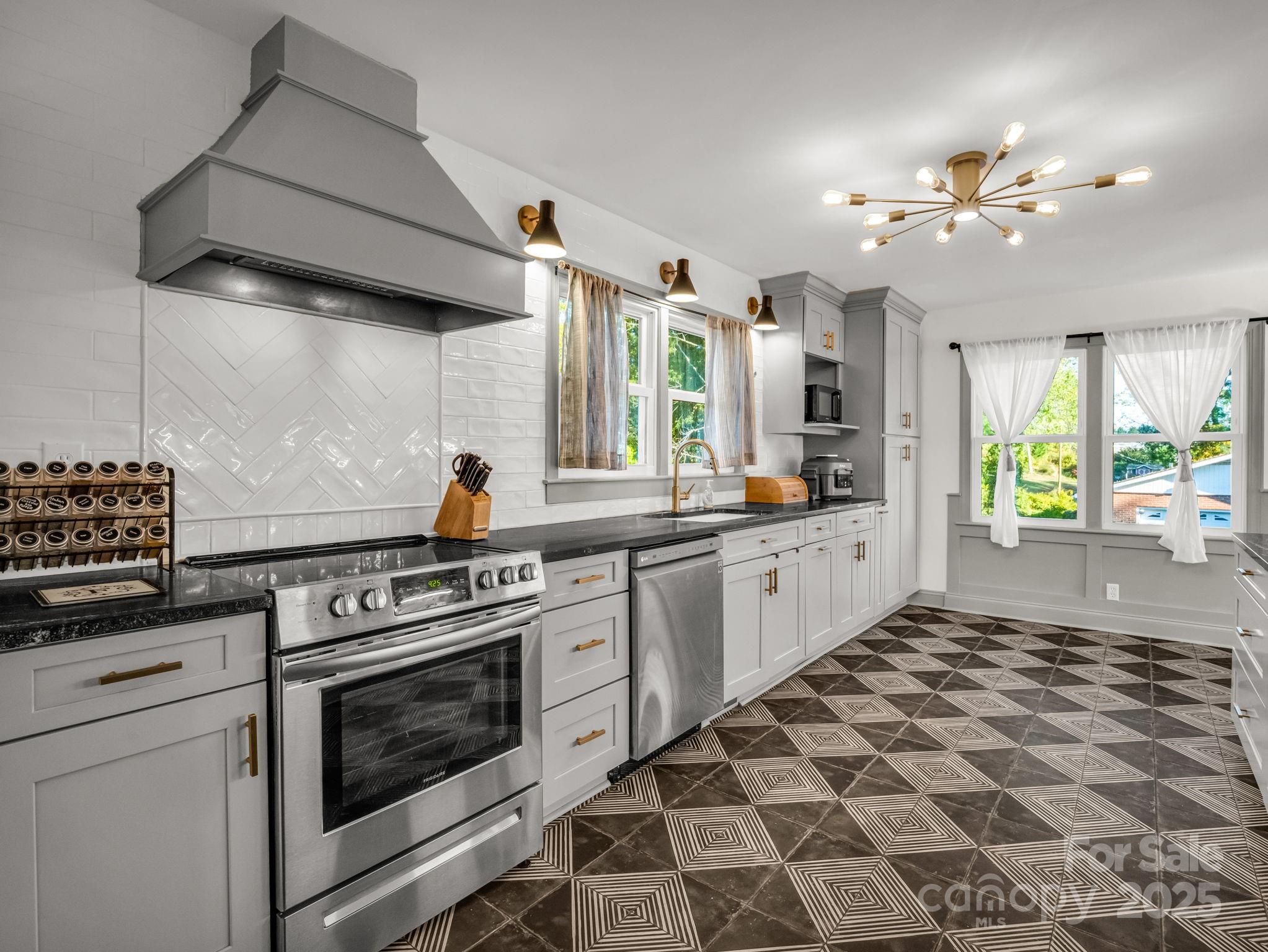 2115 N Stoney View Court — Hendersonville