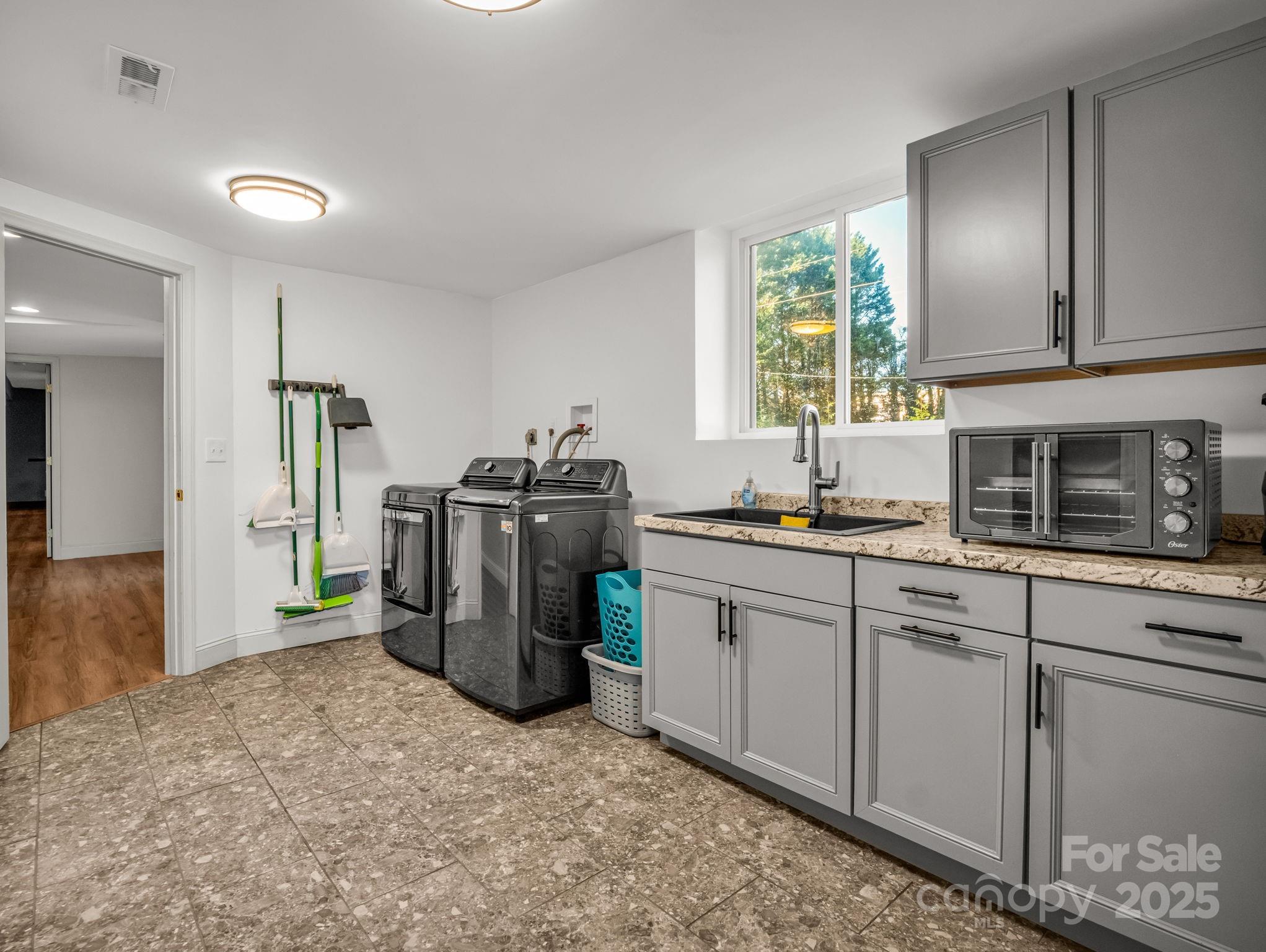 2115 N Stoney View Court — Hendersonville
