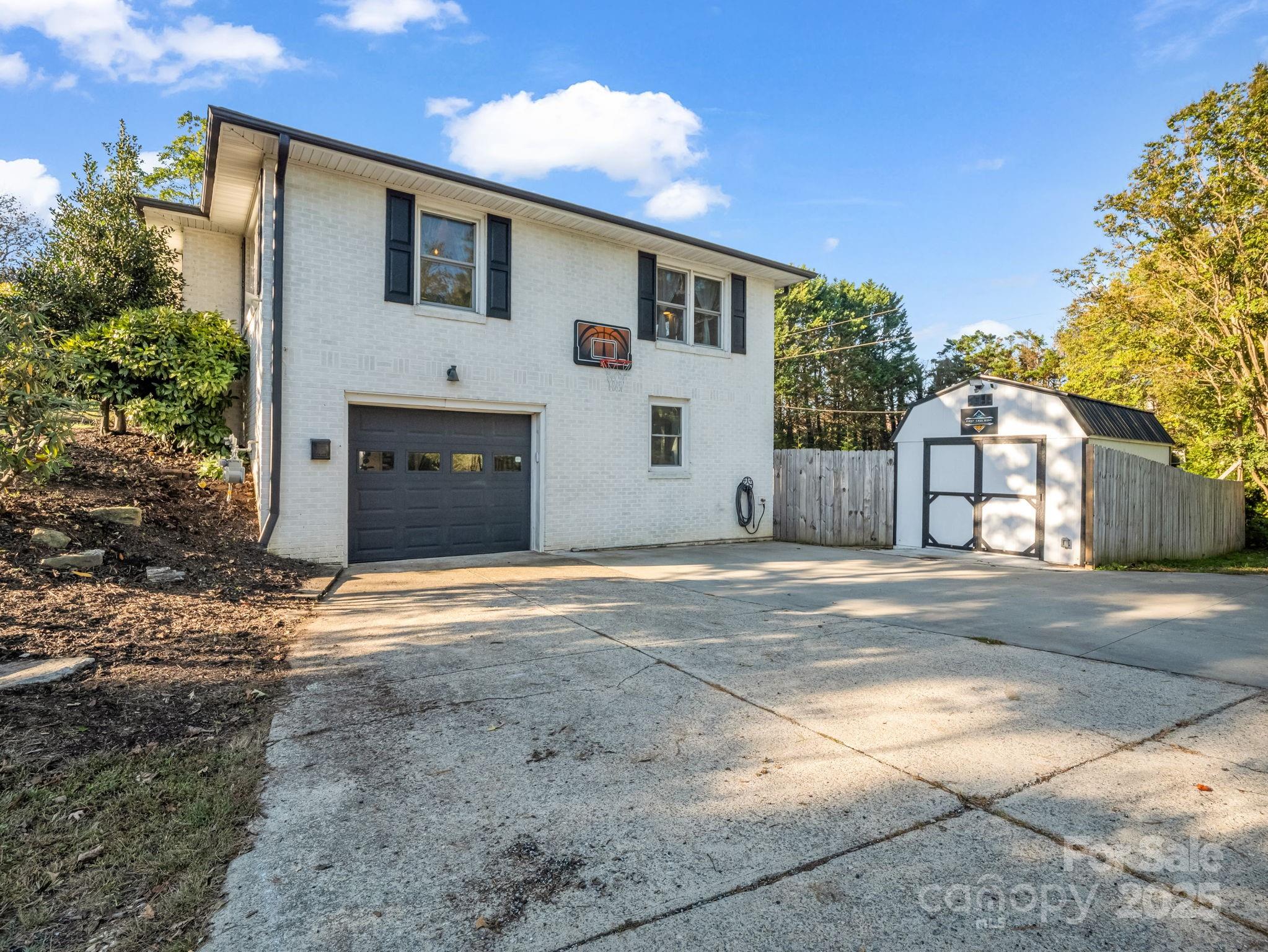 2115 N Stoney View Court — Hendersonville