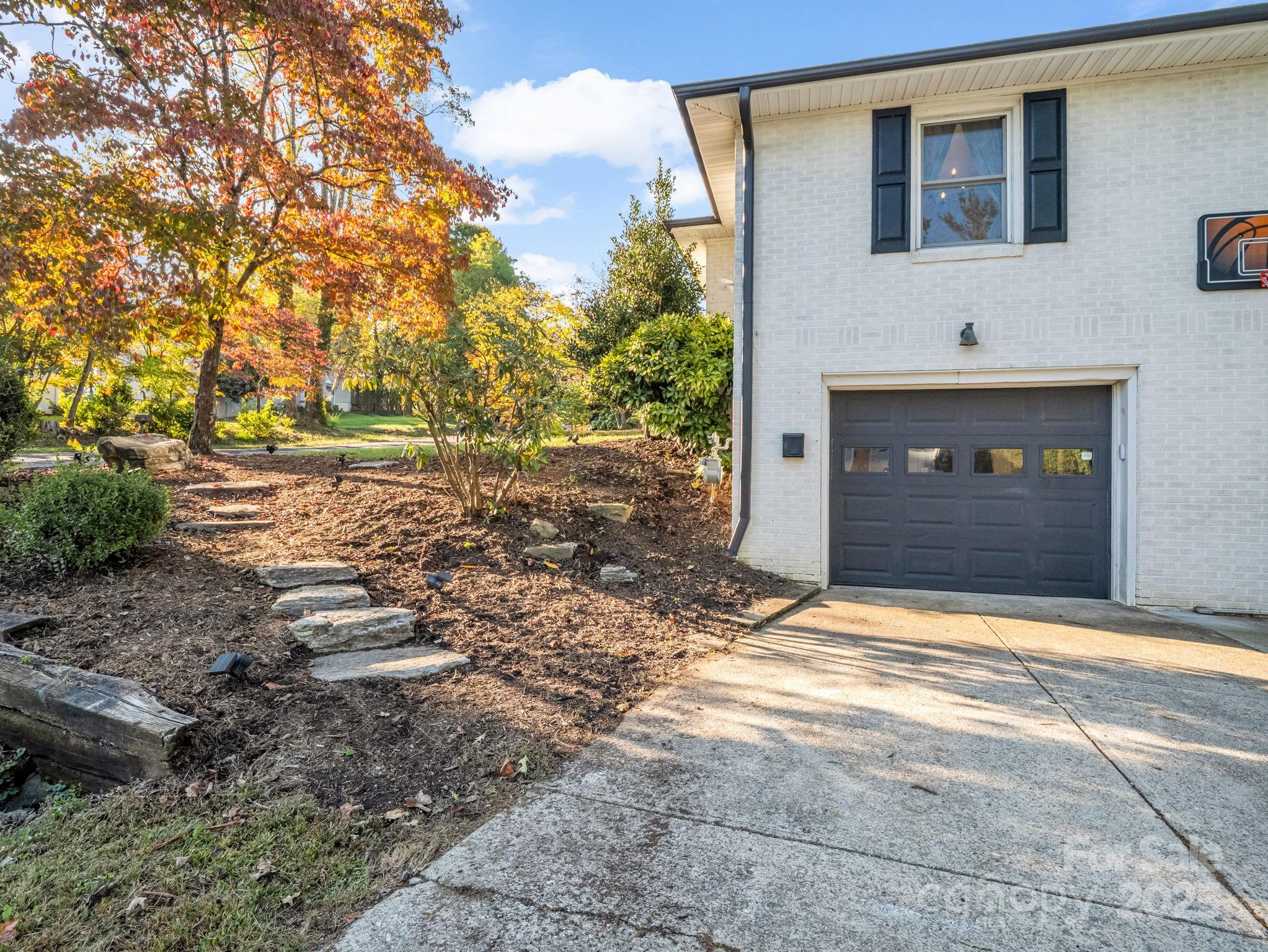 2115 N Stoney View Court — Hendersonville