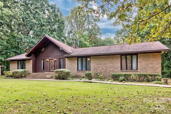 3966 Red Doc Road — Lancaster